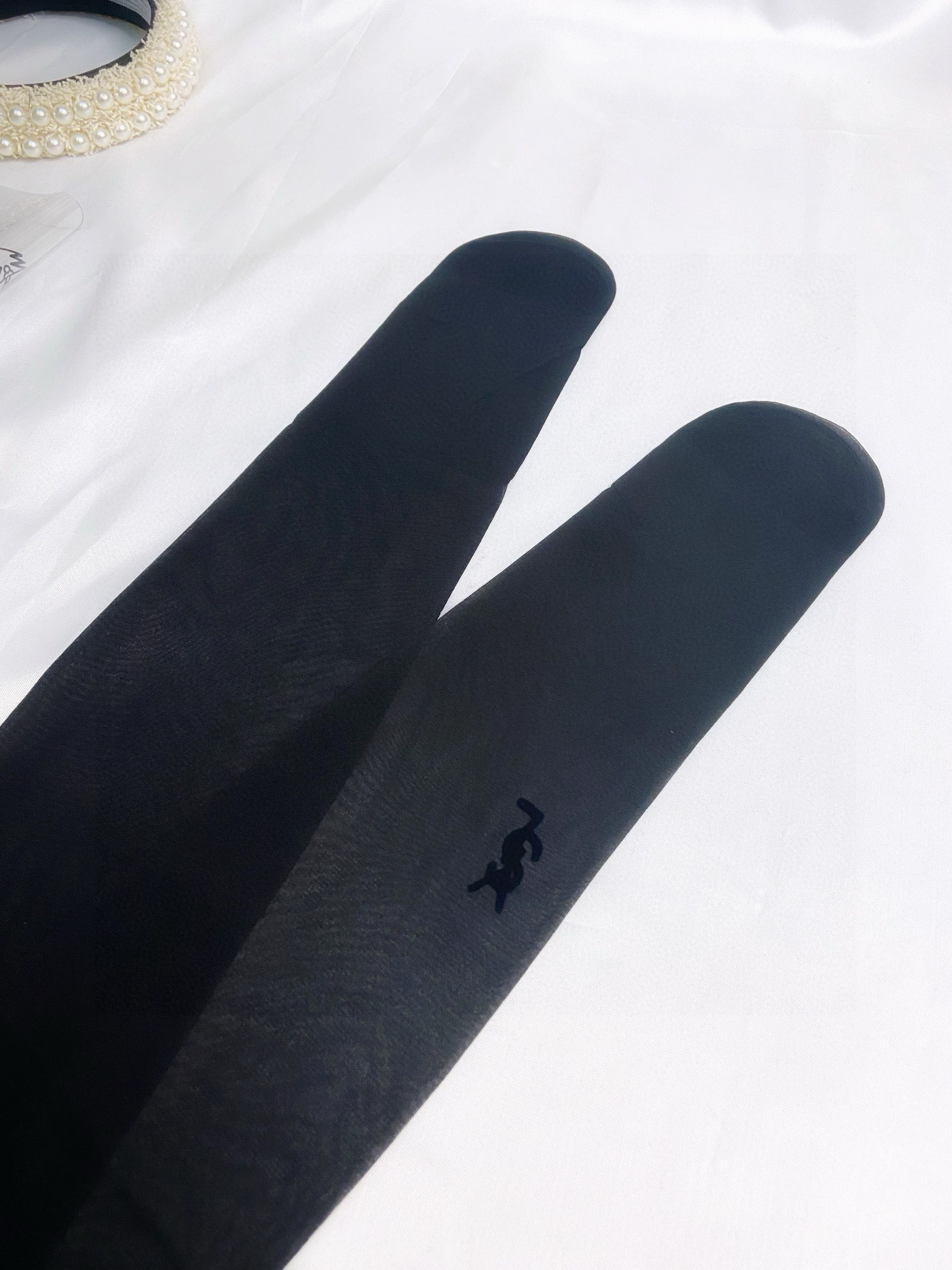 Luxurious Black Silk Stockings by Saint Laurent and Rose’s Winter Essentials - 图片 6
