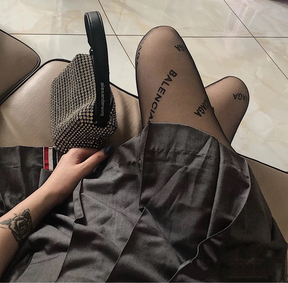 NO:294629,.With package [one box, one pair] Balenci*aga Balenci*aga classic flocked letter stockings, good to see explosion, European and American big brand stockings made one to one higher version, you can see the craftsmanship!  A must-have item for trendy people in autumn and winter, which is super high-quality and fashionable, and it is very fashionable~~ Recommended and recommended~~ Must-in-one small item!  !  socks, stockings, socks, balenciaga, balenciaga, socks19860909.配包装【一盒一双】Balenci*aga 巴黎世家经典植绒字母丝袜 好看到爆炸 ,欧美大牌丝袜一比一高版本制作,可以看得到的工艺！ 潮人秋冬必备单品 ,搭配起来超高逼格 ,时髦度爆表啊啊啊啊～～推荐推荐推荐～～必入时髦小单品！！袜子,丝袜,袜子,balenciaga,balenciaga,socks,accessory