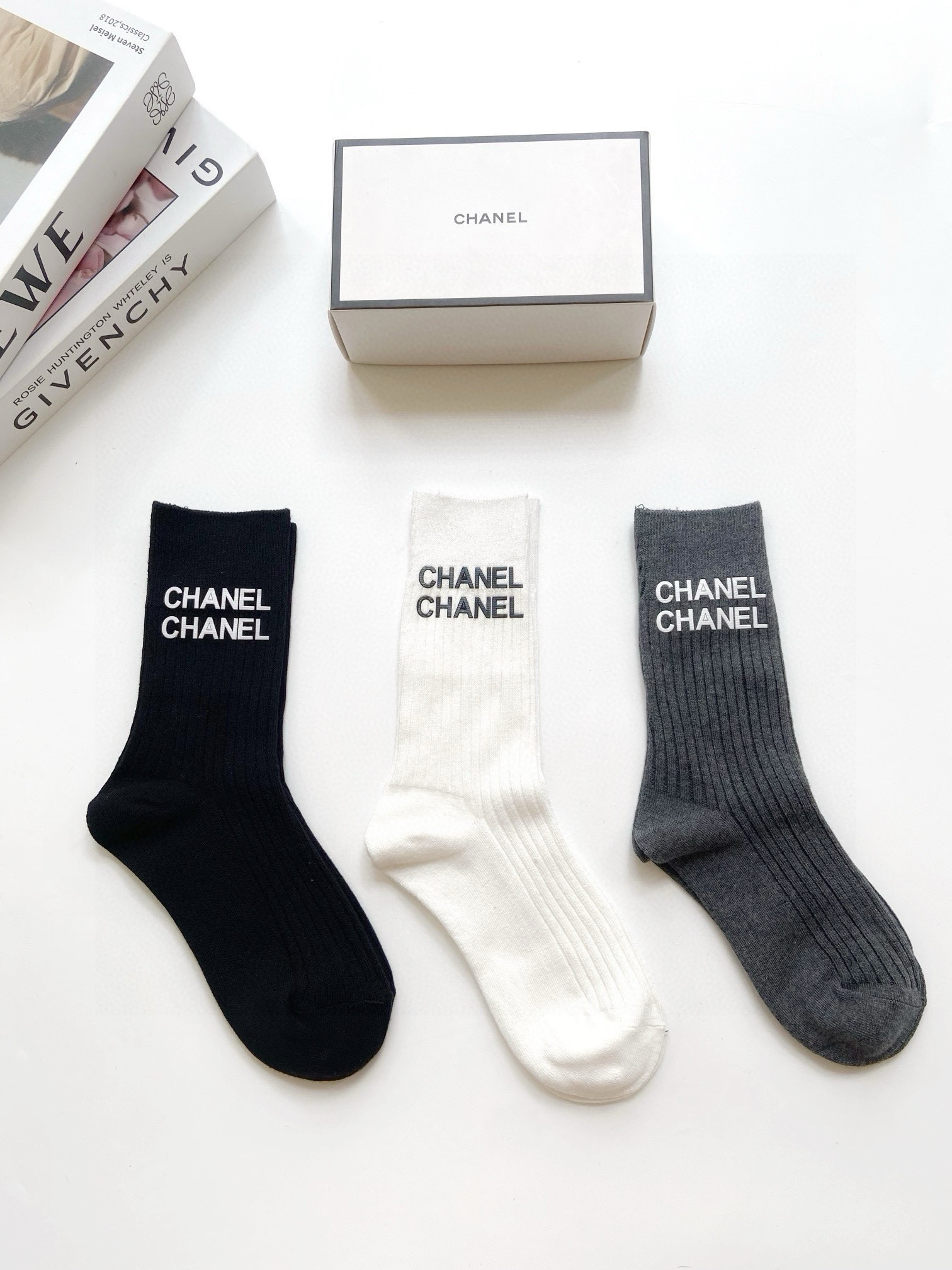 NO:294641,Packaging [one box 3 pairs] Chanel Classic letter logo Pure cotton mid-tube socks, calf socks ins popular style!  The counter is on sale and you can see the explosion!  Super high quality!  Classic is out of date!  The quality of counter purchasing agents that trendy people must be missing, and it is very easy to wear!  Recommended recommendations~~ Must-in-apple small items!  !  socks, stockings, socks, chanel, chanel, socks19860909配包装【一盒3 双】 Chanel 香奈儿 经典字母logo 纯棉中筒袜 小腿袜 ins爆款！专柜在售ing 好看到爆炸 ！超高品质！经典不过时！潮人必不能少的专柜代购品质 ,巨好穿！推荐推荐推荐～～必入小单品！！袜子,丝袜,袜子,chanel,chanel,socks,accessory