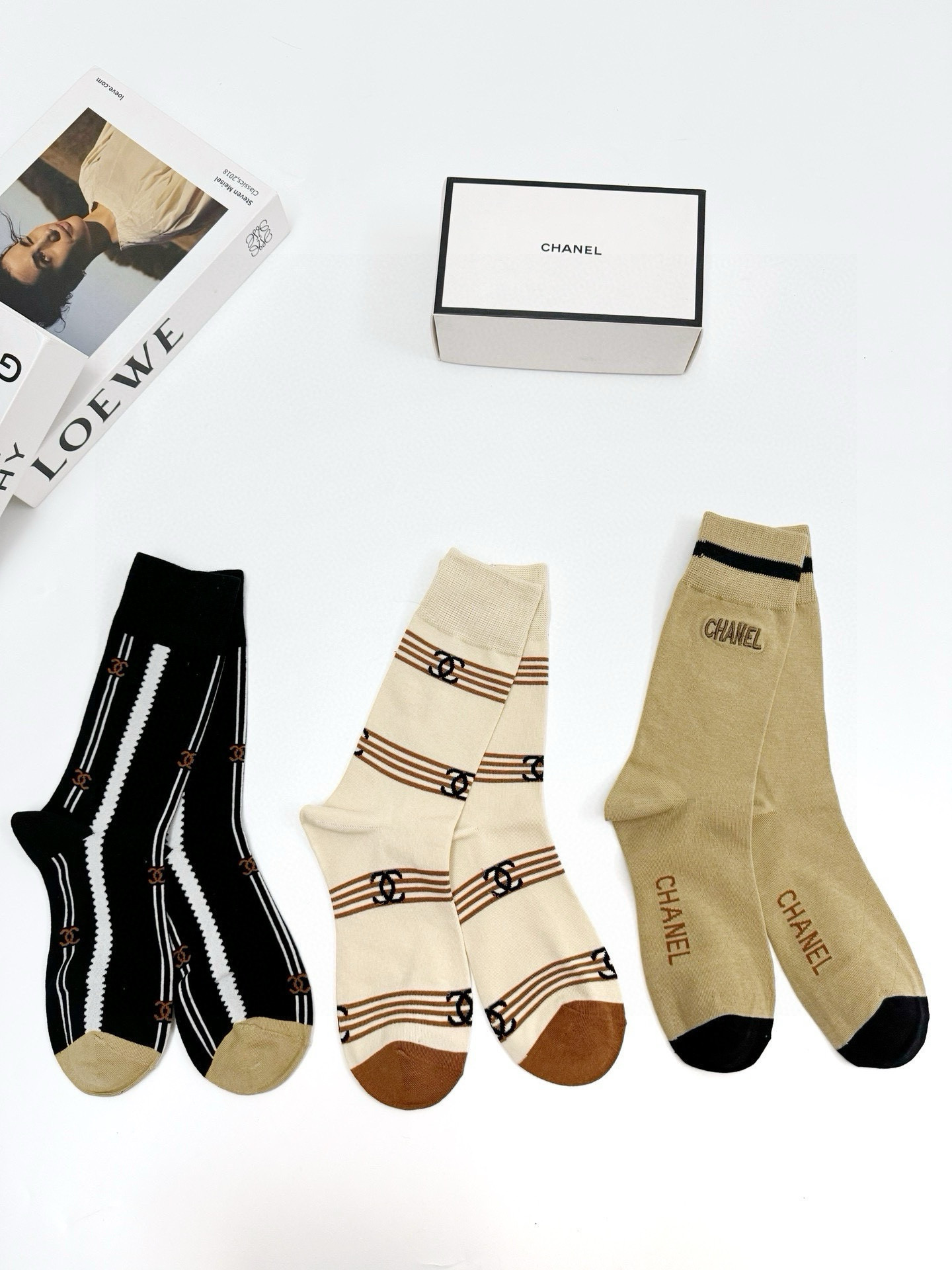 NO:294659,With packaging [one box 3 pairs] Chanel Classic embroidered letter logo Pure cotton mid-tube socks ins popular!  The counter is on sale and you can see the explosion!  Super high quality!  Classic is out of date!  The quality of counter purchasing agents that trendy people must be missing, and it is very easy to wear!  Recommended recommendations~~ Must-in-apple small items!  !  socks, stockings, socks, chanel, chanel, socks19860909配包装【一盒3 双】 Chanel 香奈儿 经典刺绣字母logo 纯棉中筒袜 ins爆款！专柜在售ing 好看到爆炸 ！超高品质！经典不过时！潮人必不能少的专柜代购品质 ,巨好穿！推荐推荐推荐～～必入小单品！！袜子,丝袜,袜子,chanel,chanel,socks,accessory