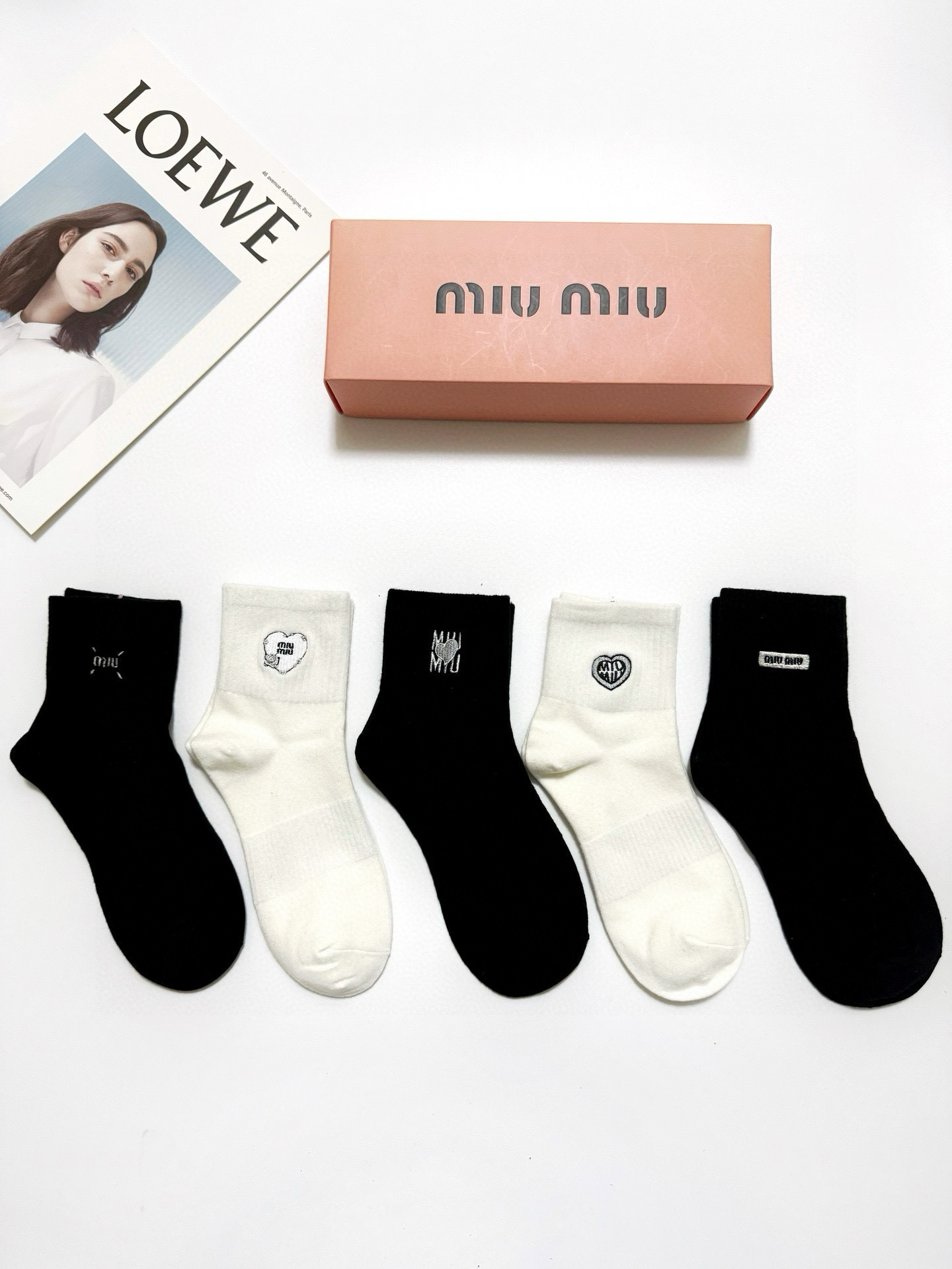 NO:294626,Packaging [one box of 5 pairs] Miumiu classic embroidered letter logo pure cotton mid-tube socks, ins super popular calf socks, pure cotton fabric, must-have for trendy people, classic color matching, personalized and fashionable versatile style, you deserve socks, stockings, socks, miumiu, socks19860909配包装【一盒5 双】 缪缪 miumiu 经典刺绣字母logo 纯棉中筒袜,ins超火爆小腿短袜,纯棉面料,潮人必备 ,经典配色 个性时尚百搭款,你值得拥有哦袜子,丝袜,袜子,miumiu,socks,accessory