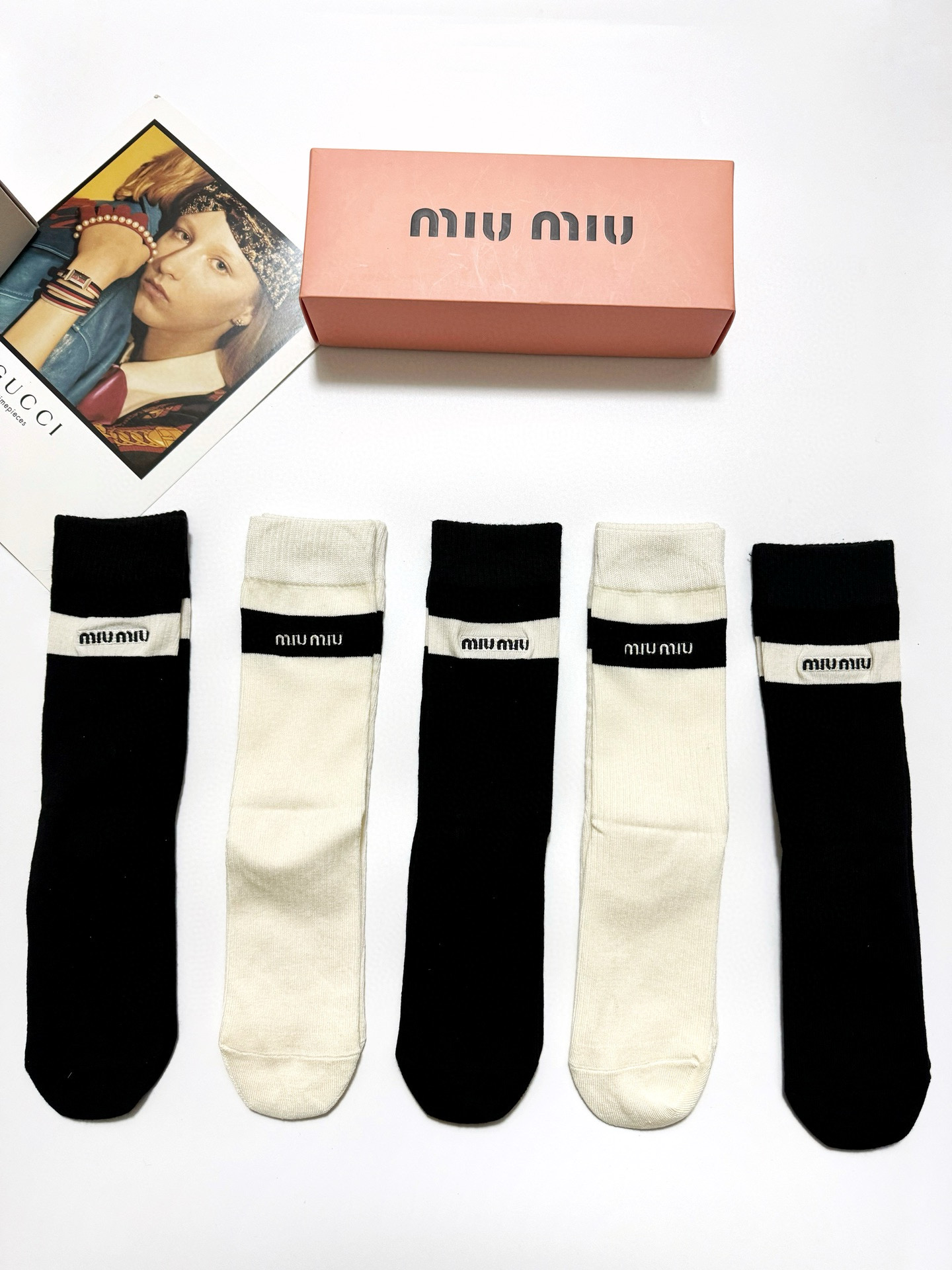 NO:294668,Packaging [one box of 5 pairs] Miumiu classic letter logo wool embroidery straight board mid-tube socks super soft and skin-friendly!  Warm and fashionable!  Ins hits!  The counter is on sale and you can see the explosion!  Super high quality!  Classic is out of date!  The quality of counter purchasing agents that trendy people must be missing, and it is very easy to wear!  Recommended recommendations~~ Must-in-apple small items!  !  socks, stockings, socks, miumiu, socks19860909配包装【一盒5 双】 缪缪 miumiu 经典字母 logo 羊毛刺绣 直板 中筒袜 超级软糯亲肤！保暖又时尚！ ins爆款！专柜在售ing 好看到爆炸 ！超高品质！经典不过时！潮人必不能少的专柜代购品质 ,巨好穿！推荐推荐推荐～～必入小单品！！袜子,丝袜,袜子,miumiu,socks,accessory
