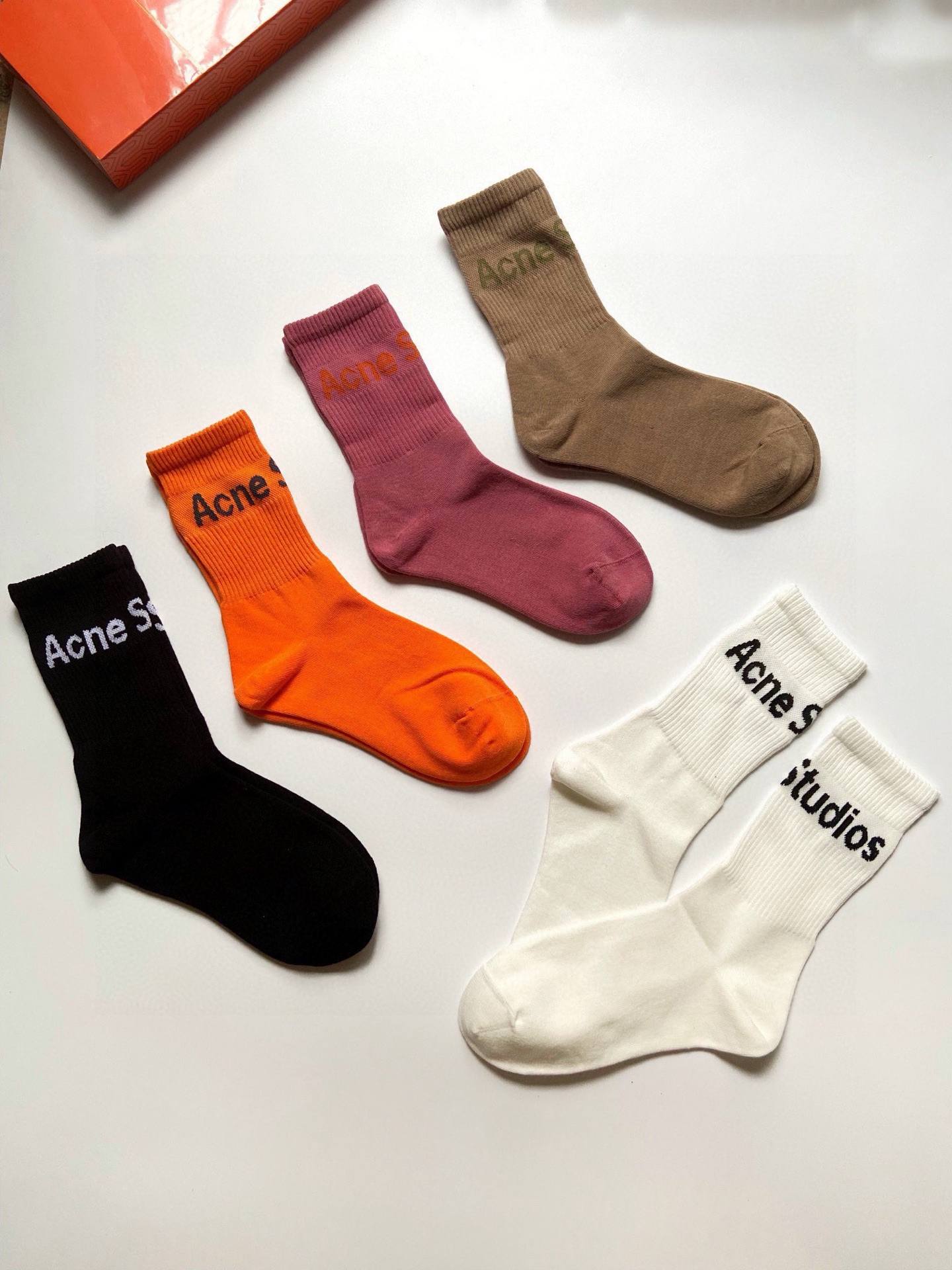 Fashionable Men’s Socks Combo in High-Quality Packaging: ACNE Letter Logo Design. - 图片 6