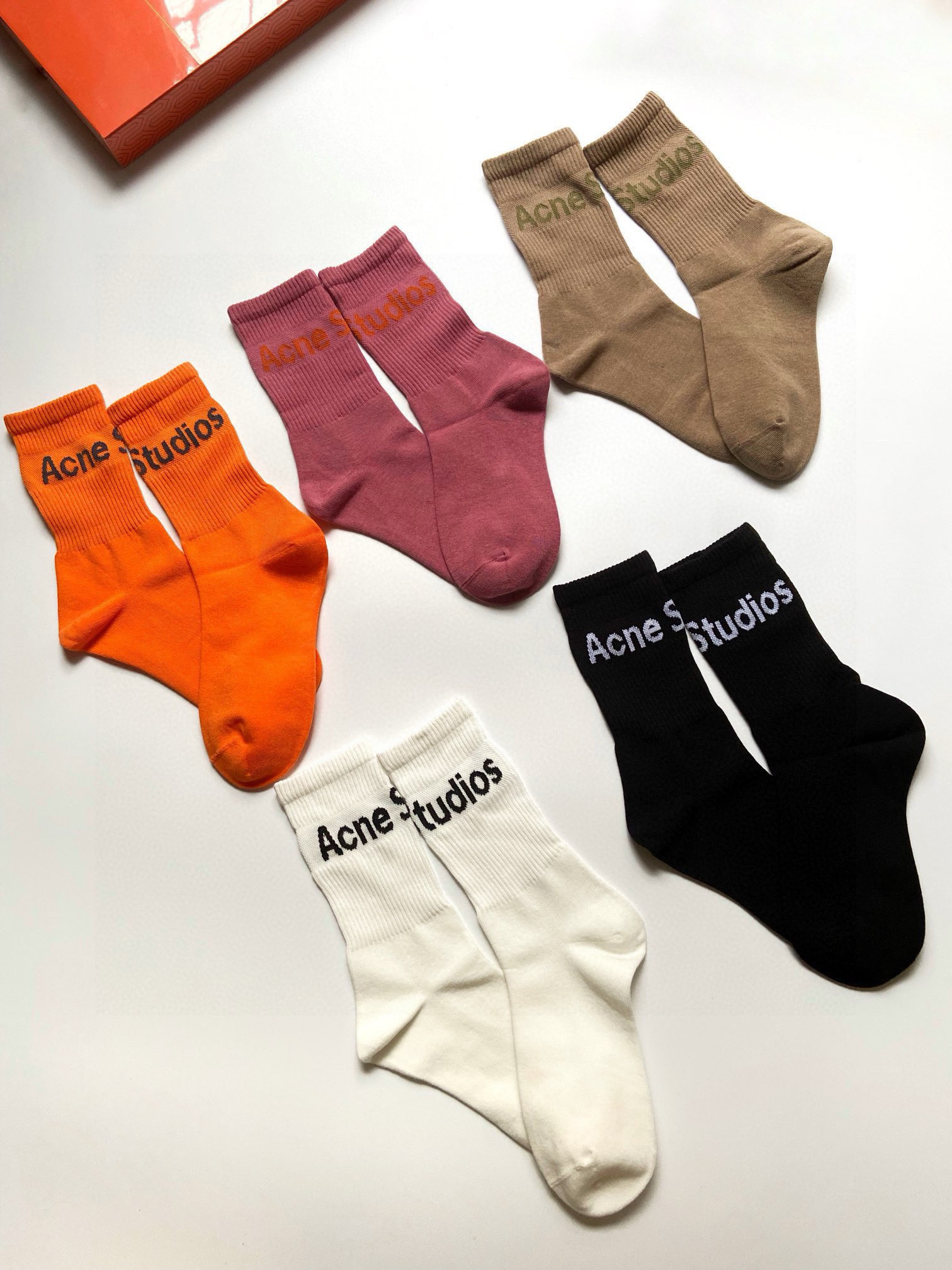 Fashionable Men’s Socks Combo in High-Quality Packaging: ACNE Letter Logo Design. - 图片 7