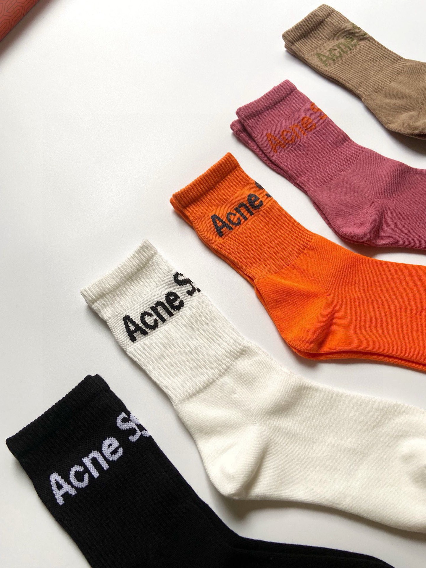 Fashionable Men’s Socks Combo in High-Quality Packaging: ACNE Letter Logo Design. - 图片 5