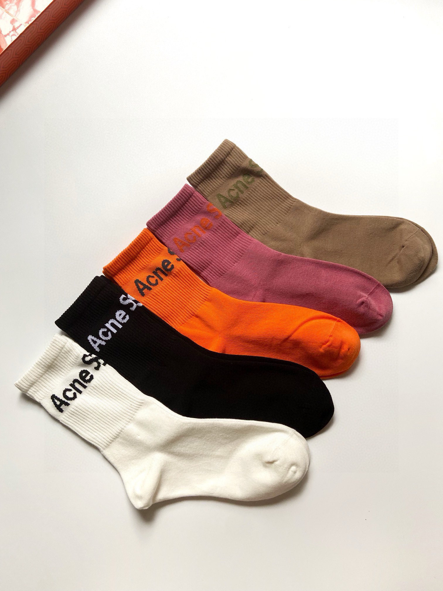 Fashionable Men’s Socks Combo in High-Quality Packaging: ACNE Letter Logo Design. - 图片 9