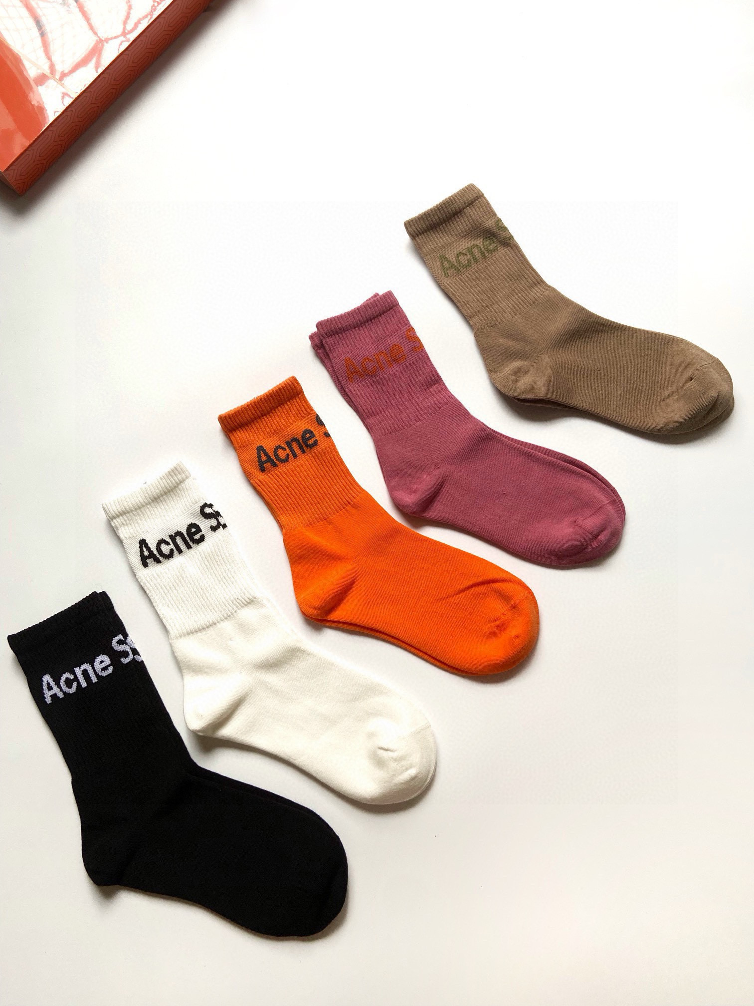Fashionable Men’s Socks Combo in High-Quality Packaging: ACNE Letter Logo Design. - 图片 4