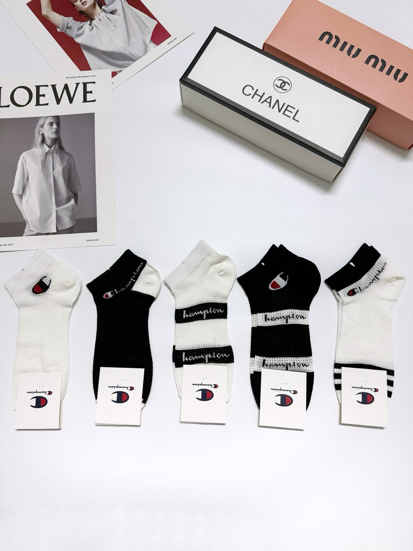 High-Quality Cotton Socks Packaging with Classic Design and Logo