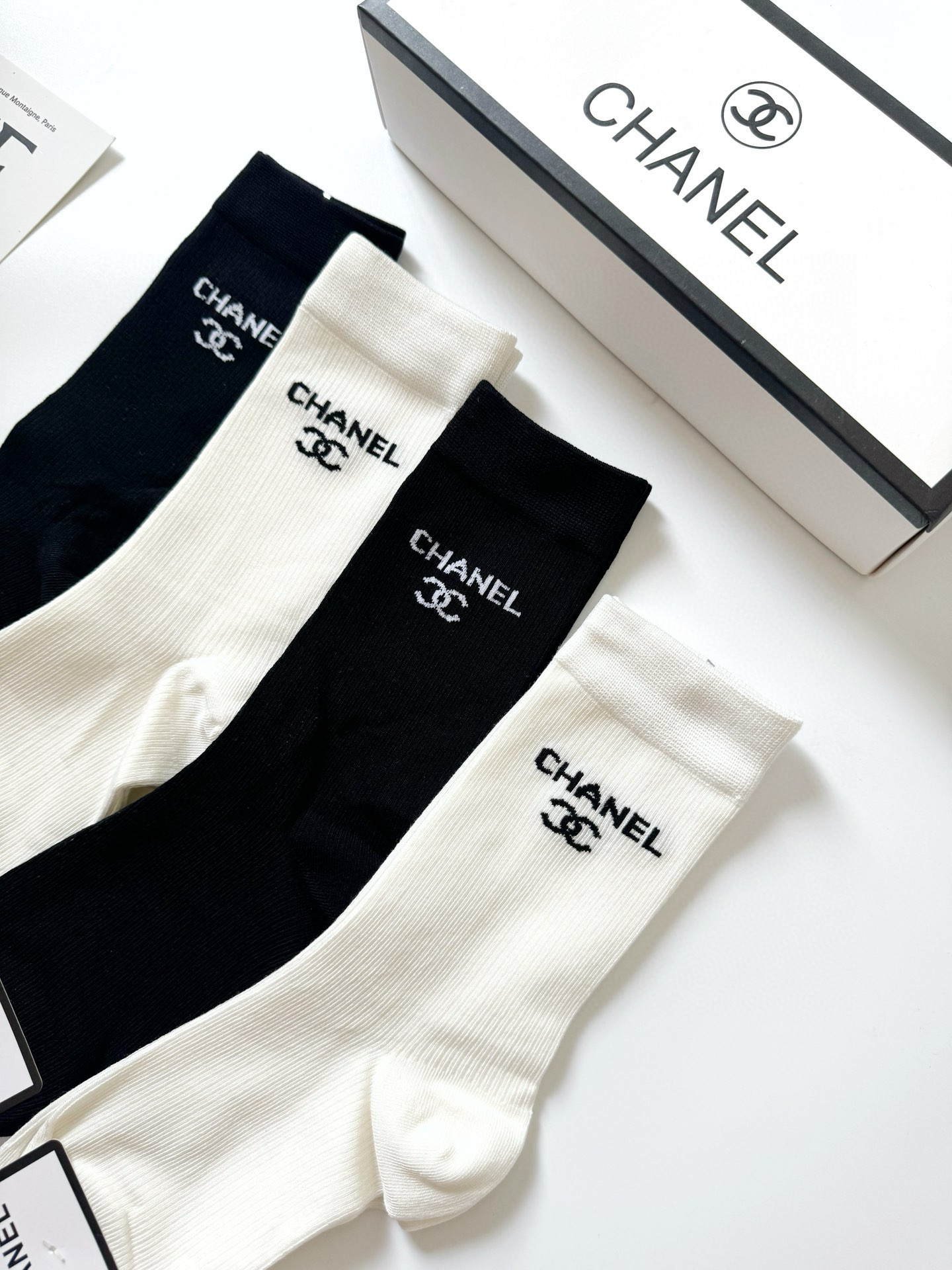 💰65 配包装
🌟【一盒4 双】
🌟Chanel 香奈儿 经典双C字母logo纯棉中筒袜  小腿袜
🌟ins爆款！专柜在售ing 🌟好看到爆炸 ！🌟超高品质！经典不过时！潮人必不能少的专柜代购品质 ，巨好穿！推荐推荐推荐～～必入小单品！！