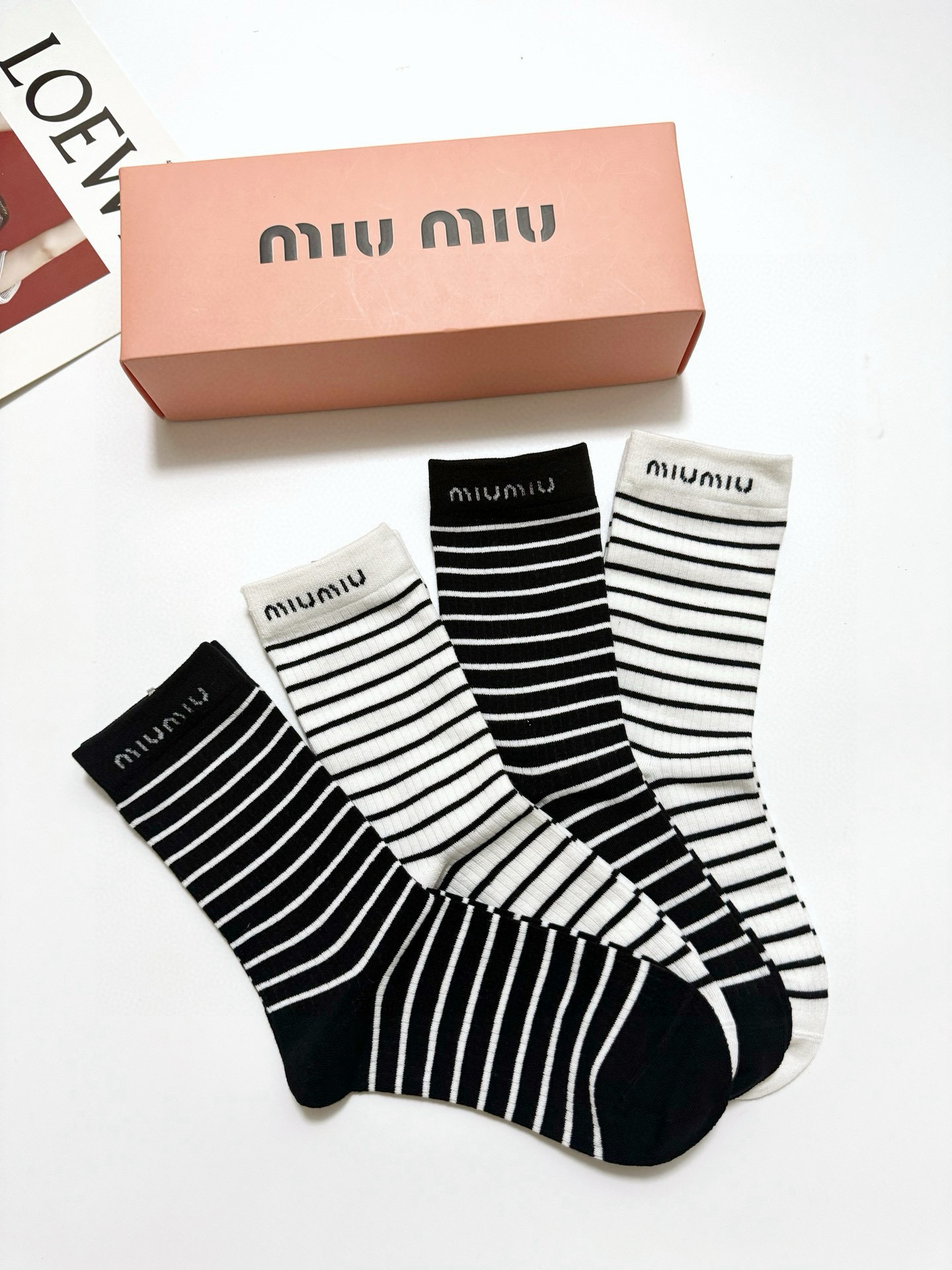 💰65 配包装
🌟【一盒4 双】
 🌟缪缪 miumiu 经典字母logo 纯棉中筒袜   ，ins超火爆小腿短袜，纯棉面料，潮人必备 ，经典配色 个性时尚百搭款，你值得拥有哦💗