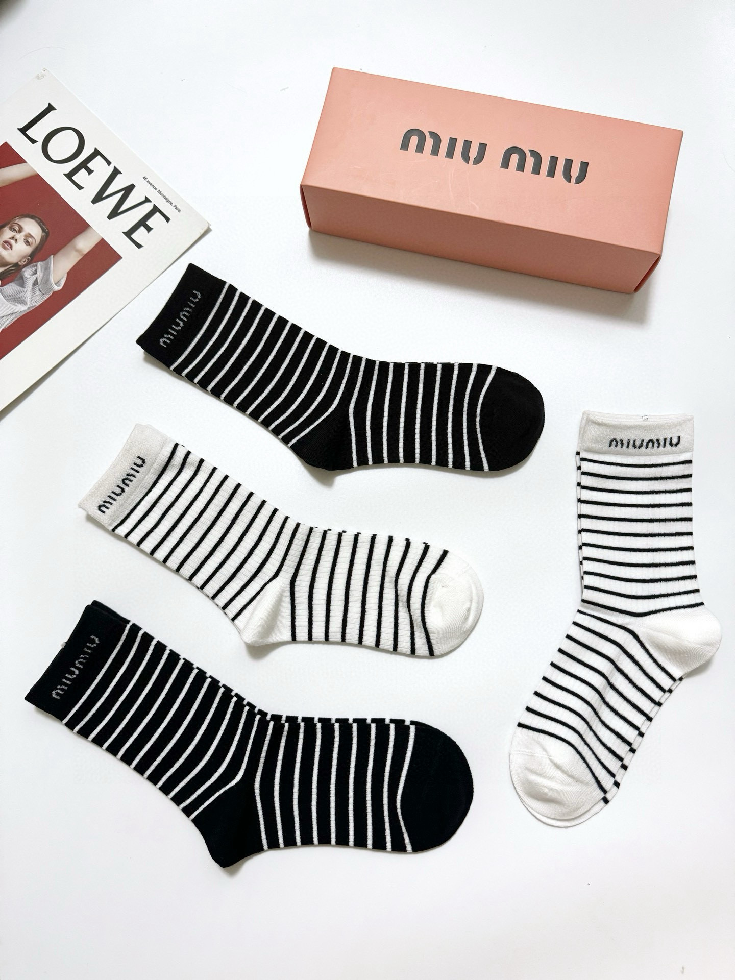 💰65 配包装
🌟【一盒4 双】
 🌟缪缪 miumiu 经典字母logo 纯棉中筒袜   ，ins超火爆小腿短袜，纯棉面料，潮人必备 ，经典配色 个性时尚百搭款，你值得拥有哦💗