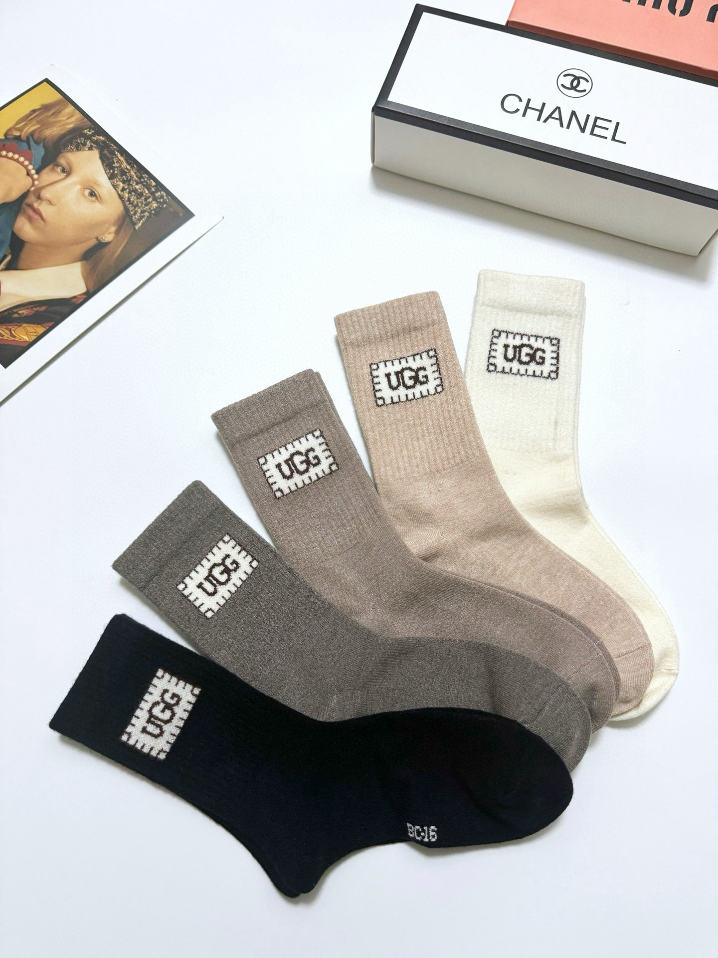 Luxurious UGG Cashmere Socks in Box of Five: High-Quality and Fashionable Packaging - 图片 5