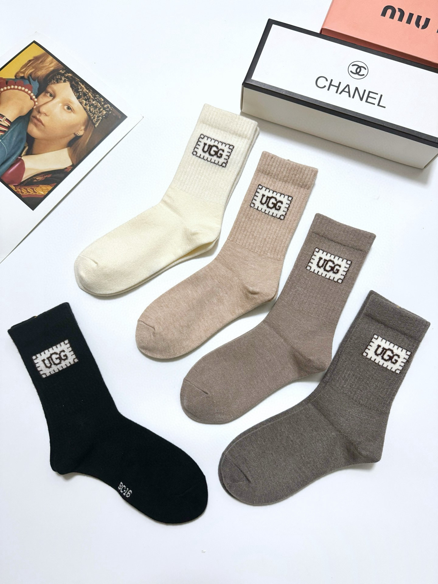 Luxurious UGG Cashmere Socks in Box of Five: High-Quality and Fashionable Packaging - 图片 9