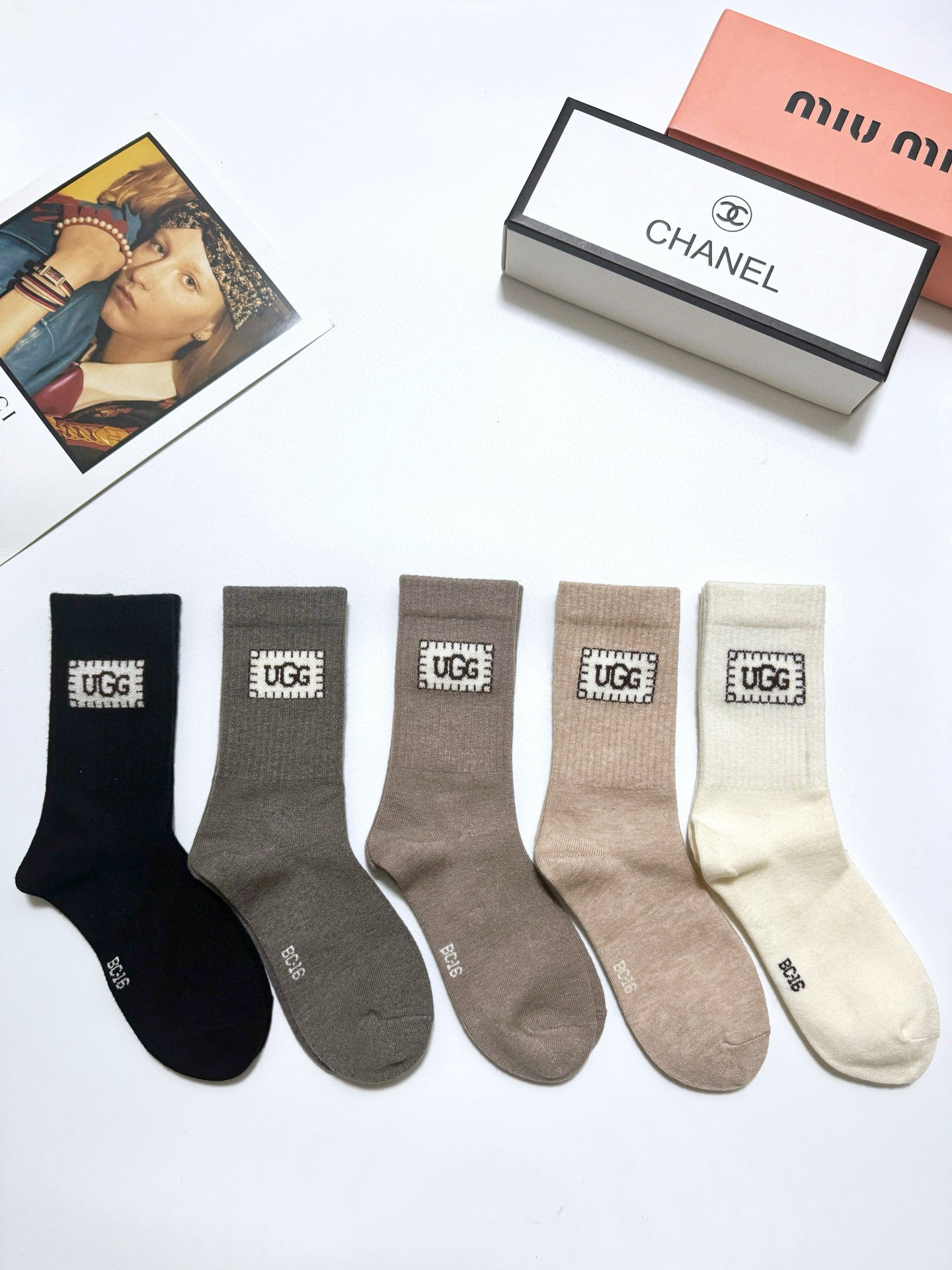 Luxurious UGG Cashmere Socks in Box of Five: High-Quality and Fashionable Packaging - 图片 1