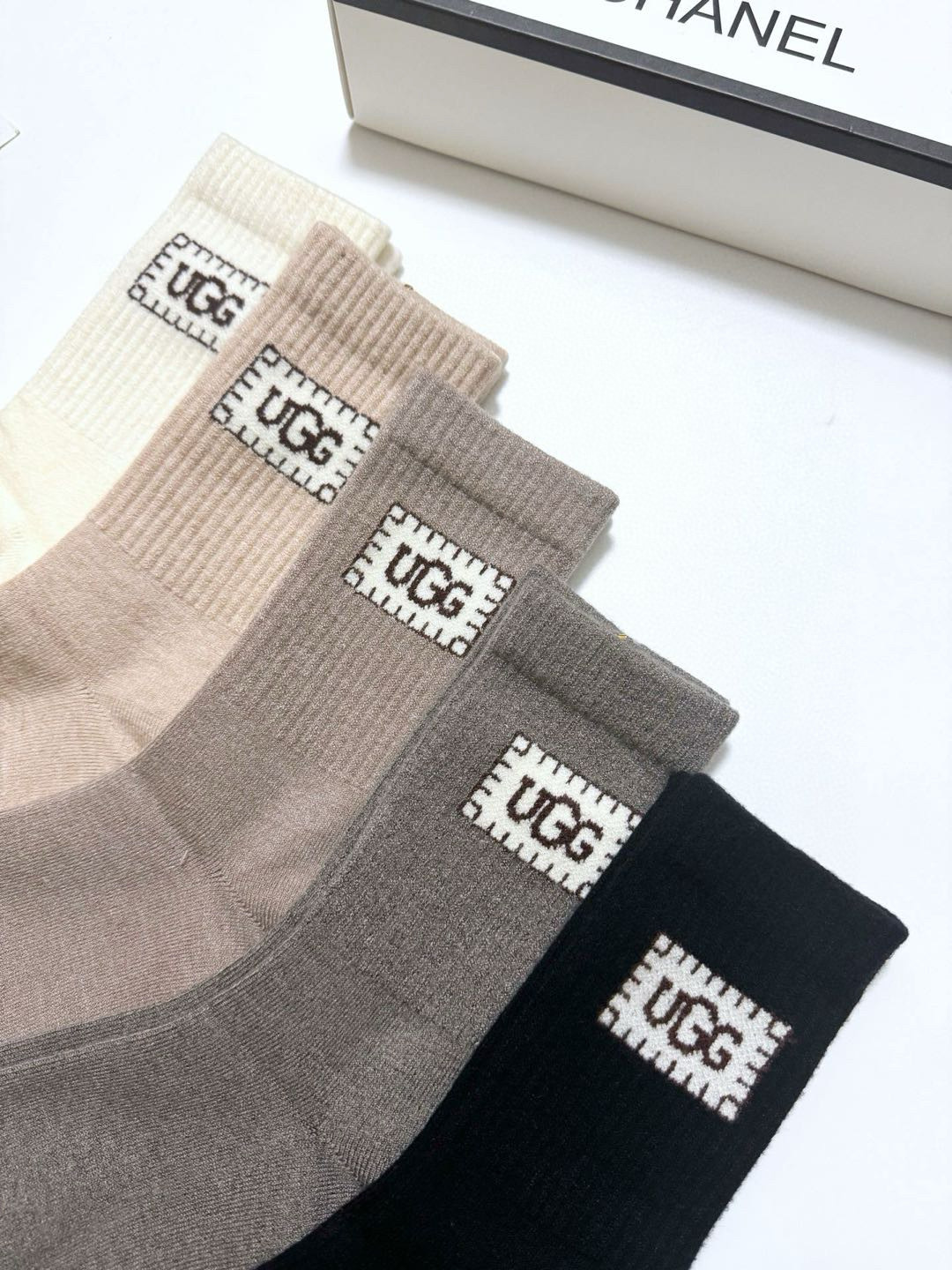 Luxurious UGG Cashmere Socks in Box of Five: High-Quality and Fashionable Packaging - 图片 8