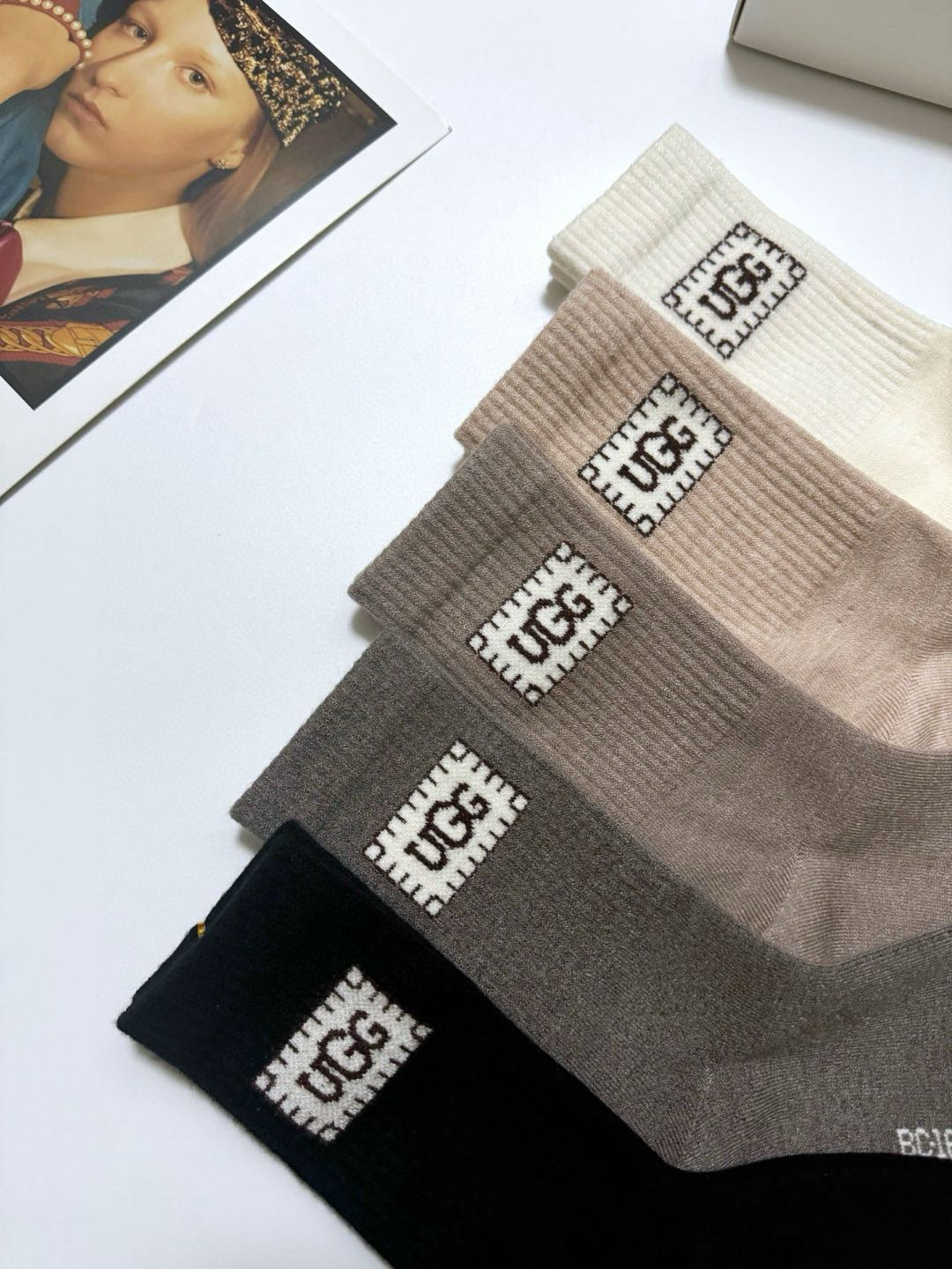 Luxurious UGG Cashmere Socks in Box of Five: High-Quality and Fashionable Packaging - 图片 4