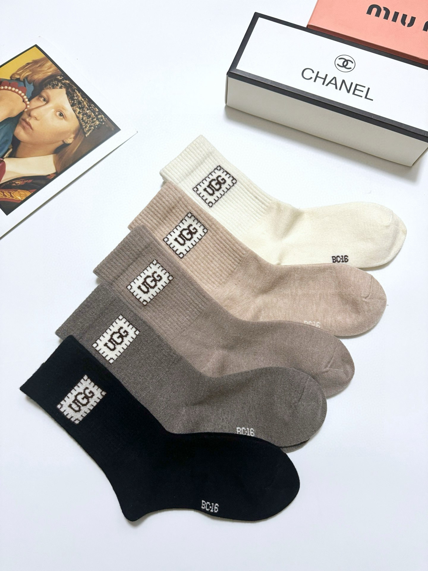 Luxurious UGG Cashmere Socks in Box of Five: High-Quality and Fashionable Packaging - 图片 3