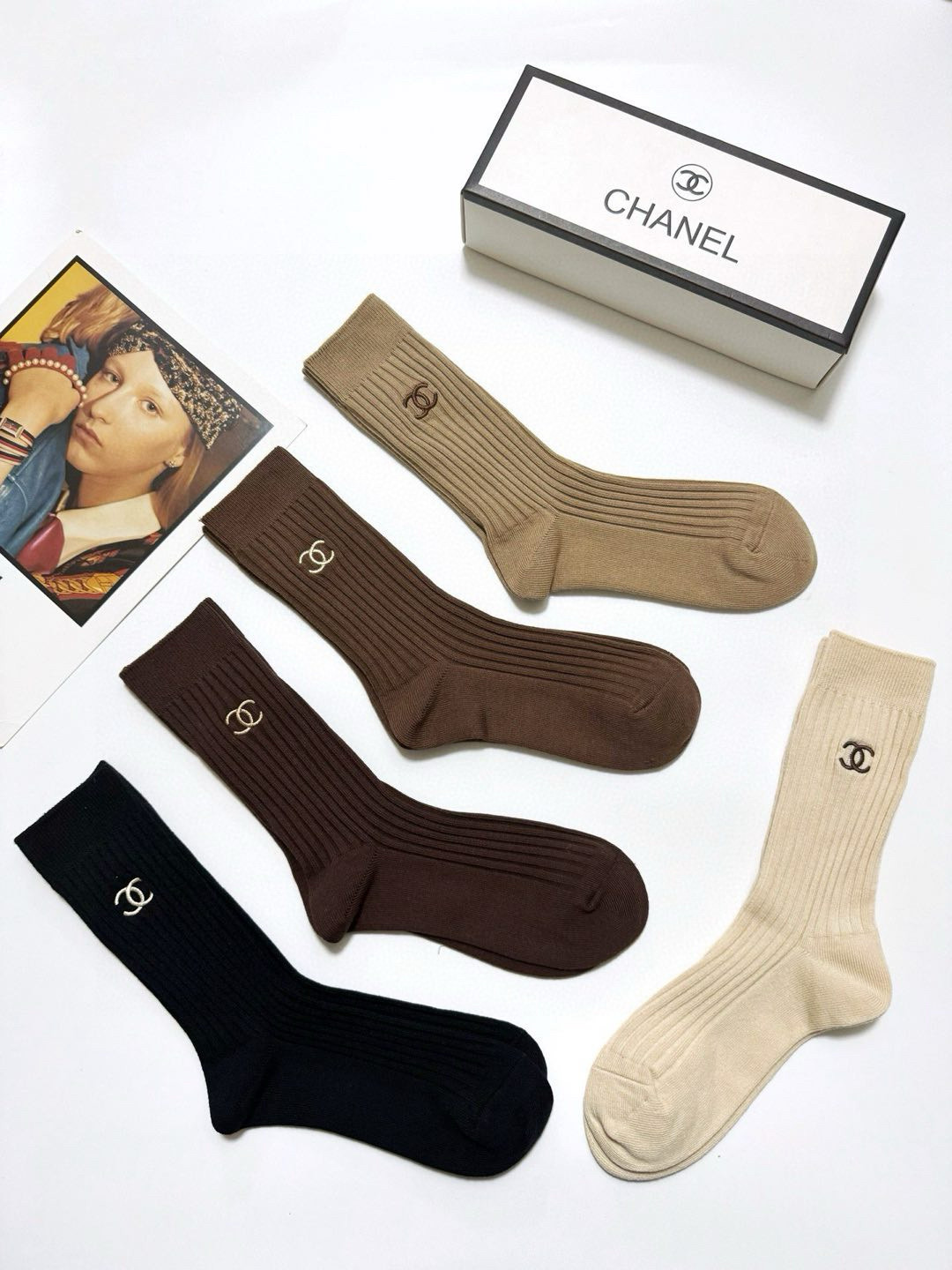💰65 配包装
🌟【一盒5双】
 🌟Chanel 香奈儿 经典字母logo 纯棉中筒袜   ，ins超火爆短袜，纯棉面料，潮人必备 ，经典配色 个性时尚百搭款，你值得拥有哦💗