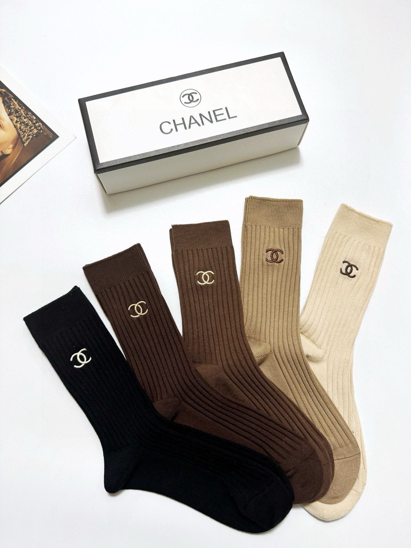 💰65 配包装
🌟【一盒5双】
 🌟Chanel 香奈儿 经典字母logo 纯棉中筒袜   ，ins超火爆短袜，纯棉面料，潮人必备 ，经典配色 个性时尚百搭款，你值得拥有哦💗