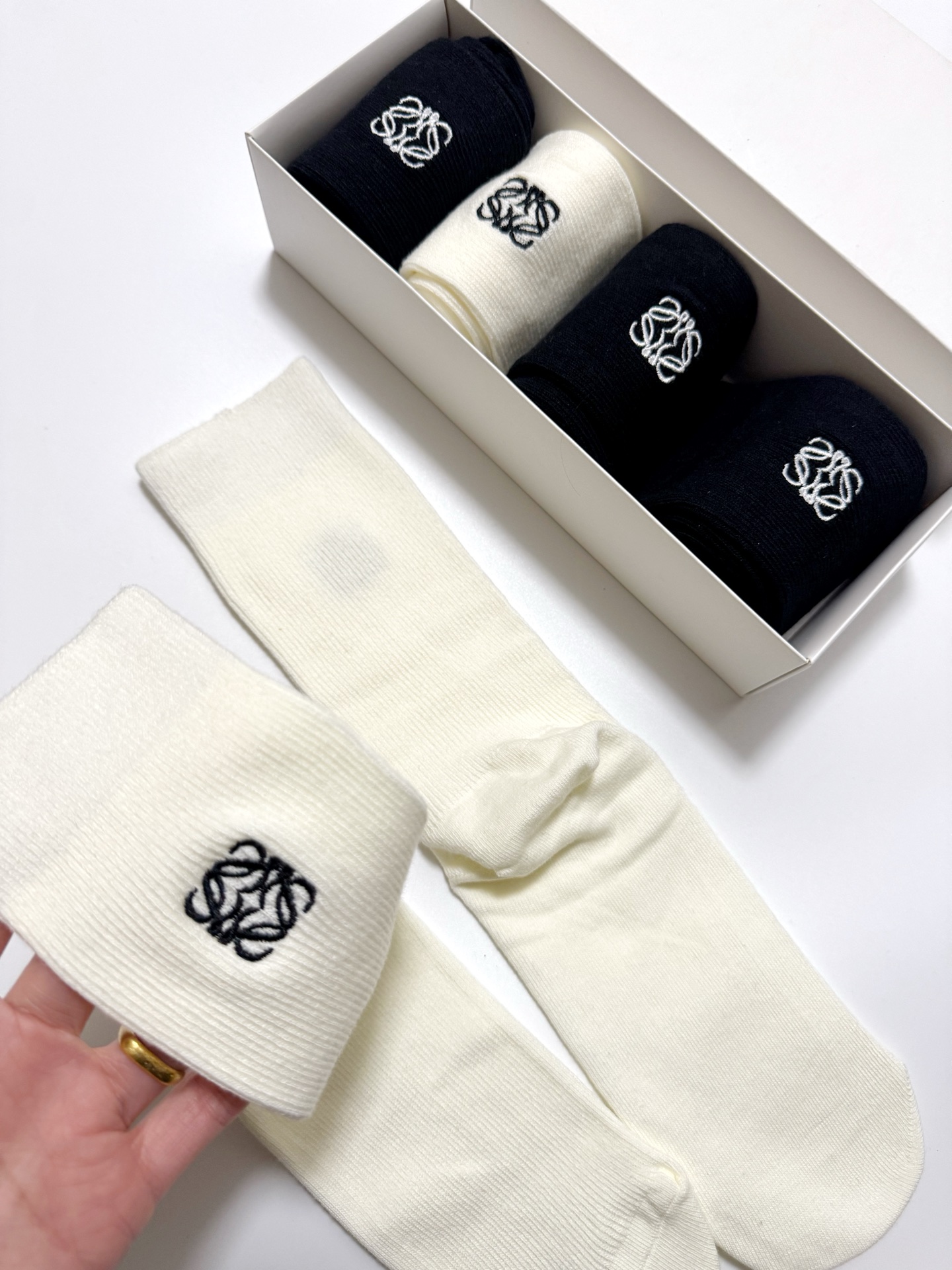 High-Quality Loewe Fashionable Box Packaging for Fashionable Man’s Essentials. - 图片 8