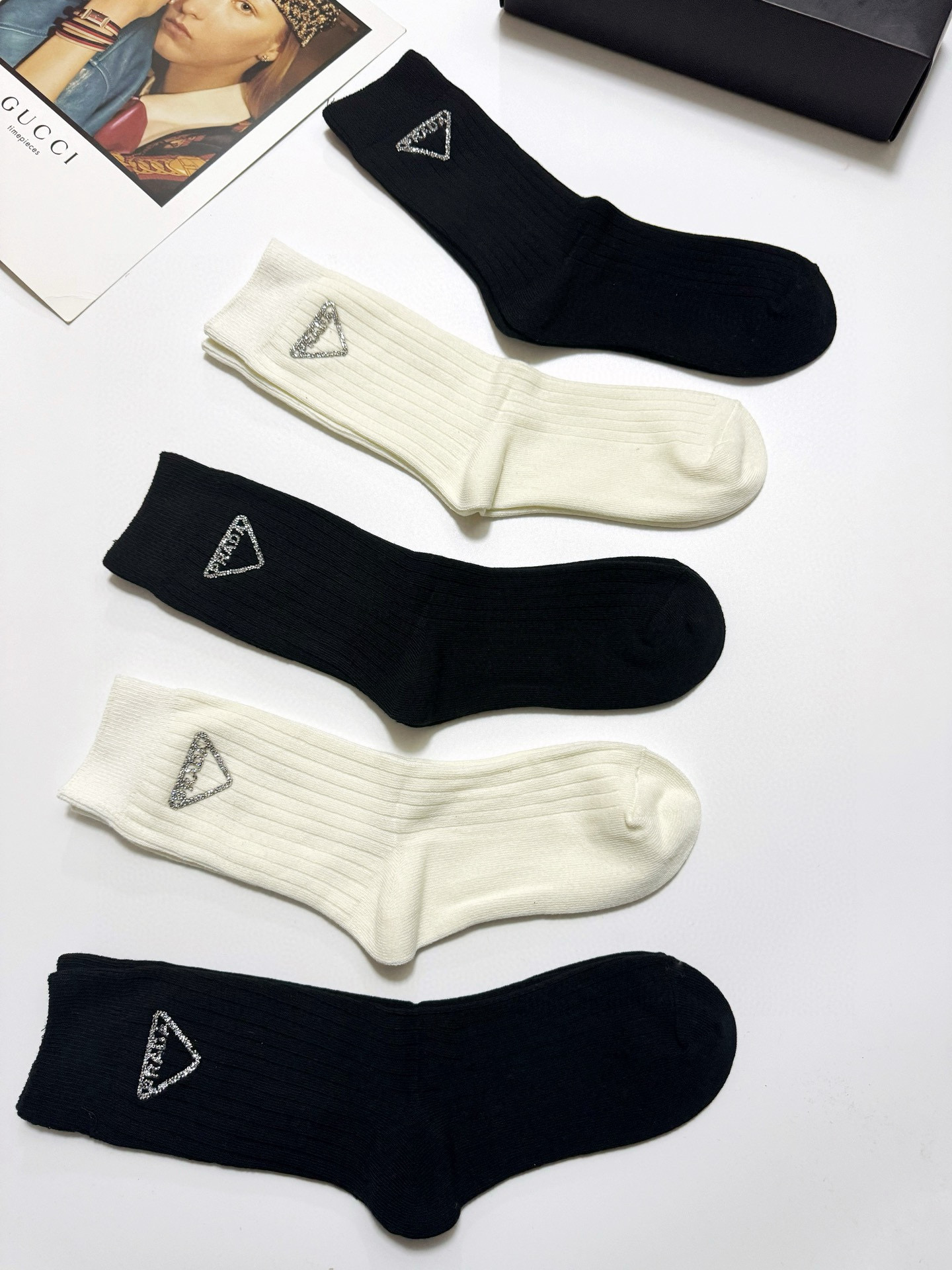 “Prada Classic Logo Socks: High-Quality Packaging for Fashionable Men” - 图片 2