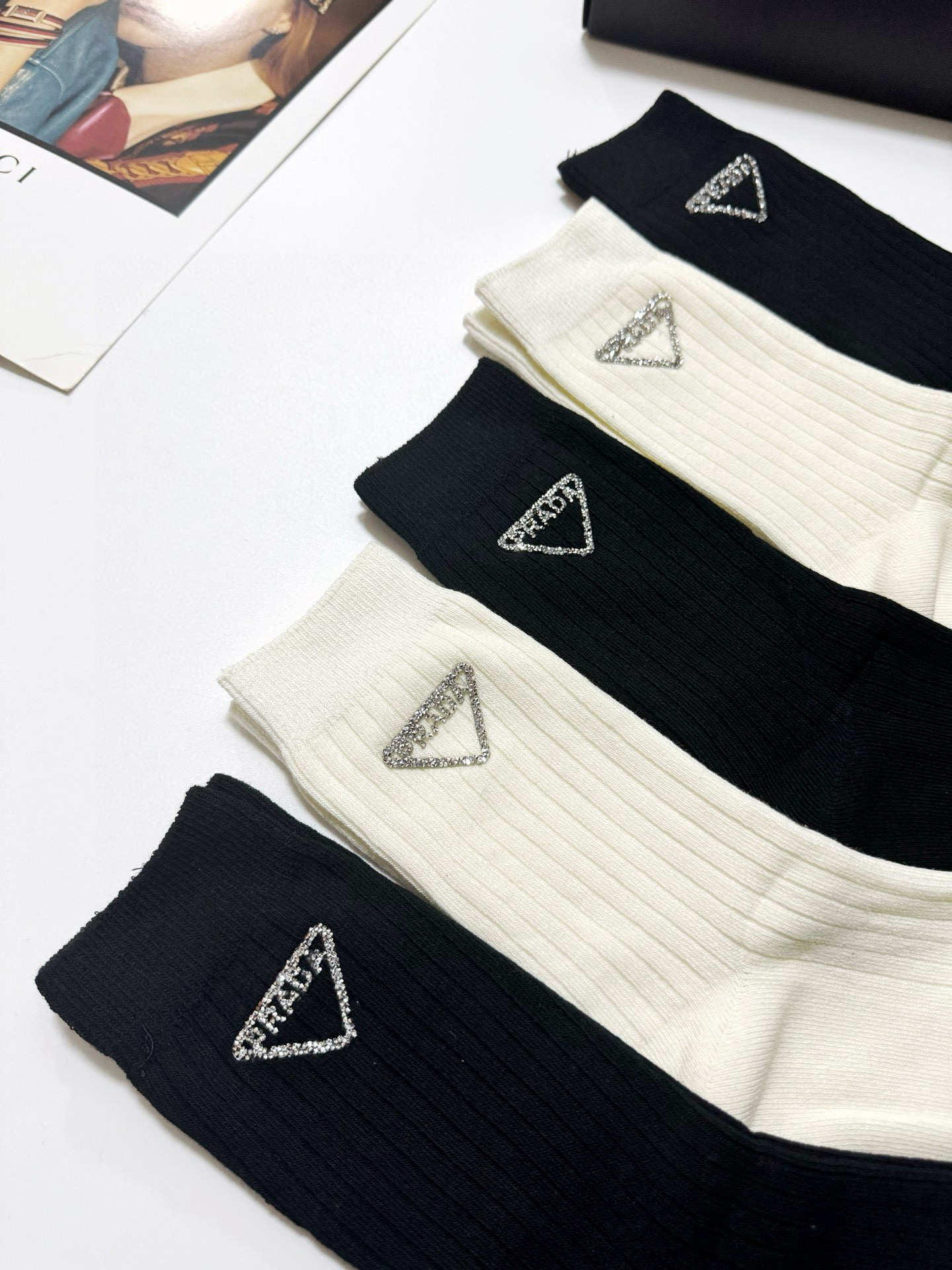 “Prada Classic Logo Socks: High-Quality Packaging for Fashionable Men” - 图片 4