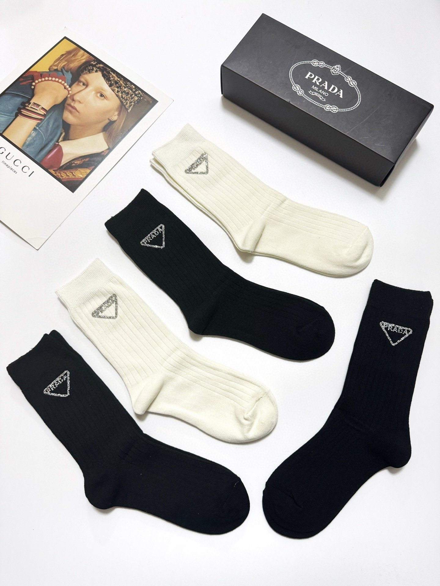 “Prada Classic Logo Socks: High-Quality Packaging for Fashionable Men” - 图片 6