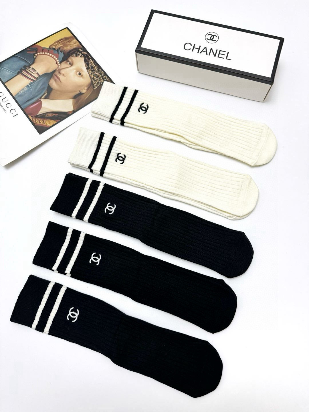 “Prada Packaging: Classic Logo Embroidery Box Set for Fashionable Men” - 图片 3