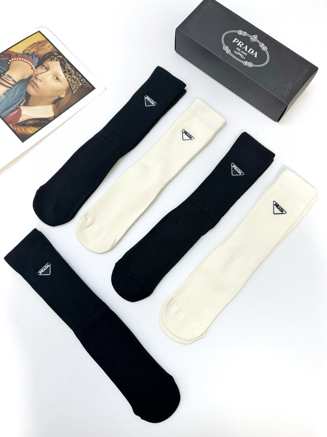 Prada Classic Logo Socks in Box of Five: High-Quality and Fashionable Packaging - 图片 8