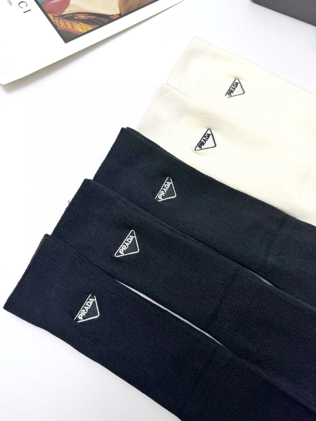 Prada Classic Logo Socks in Box of Five: High-Quality and Fashionable Packaging - 图片 4