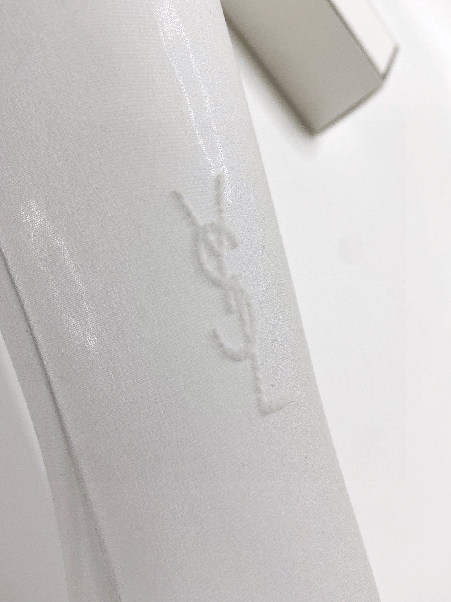 Luxurious Black Silk Stockings by Saint Laurent and Rose’s Superstar Collection: A Winter Must-Have - 图片 7