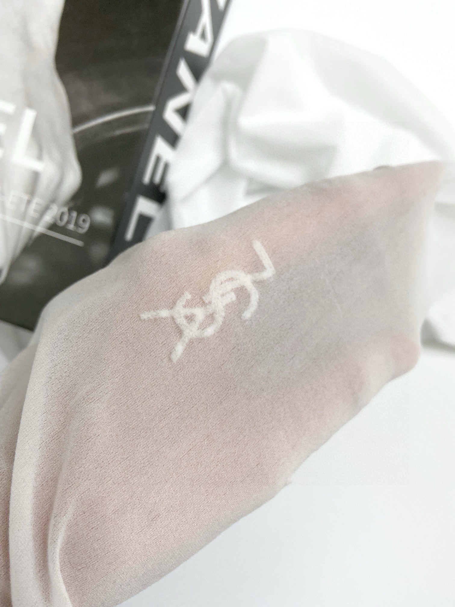 Luxurious Black Silk Stockings by Saint Laurent and Rose’s Superstar Collection: A Winter Must-Have - 图片 8