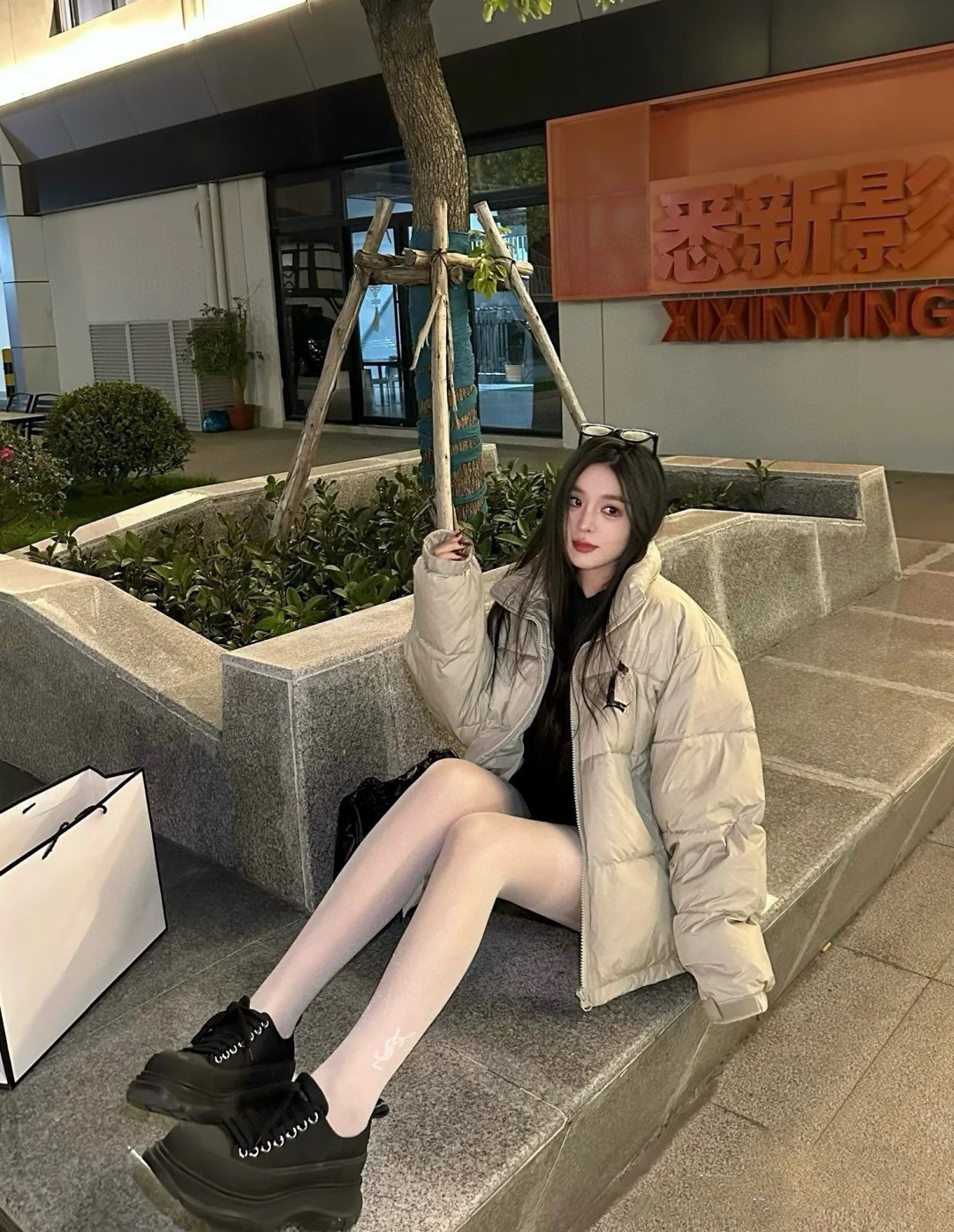 Luxurious Black Silk Stockings by Saint Laurent and Rose’s Superstar Collection: A Winter Must-Have - 图片 2