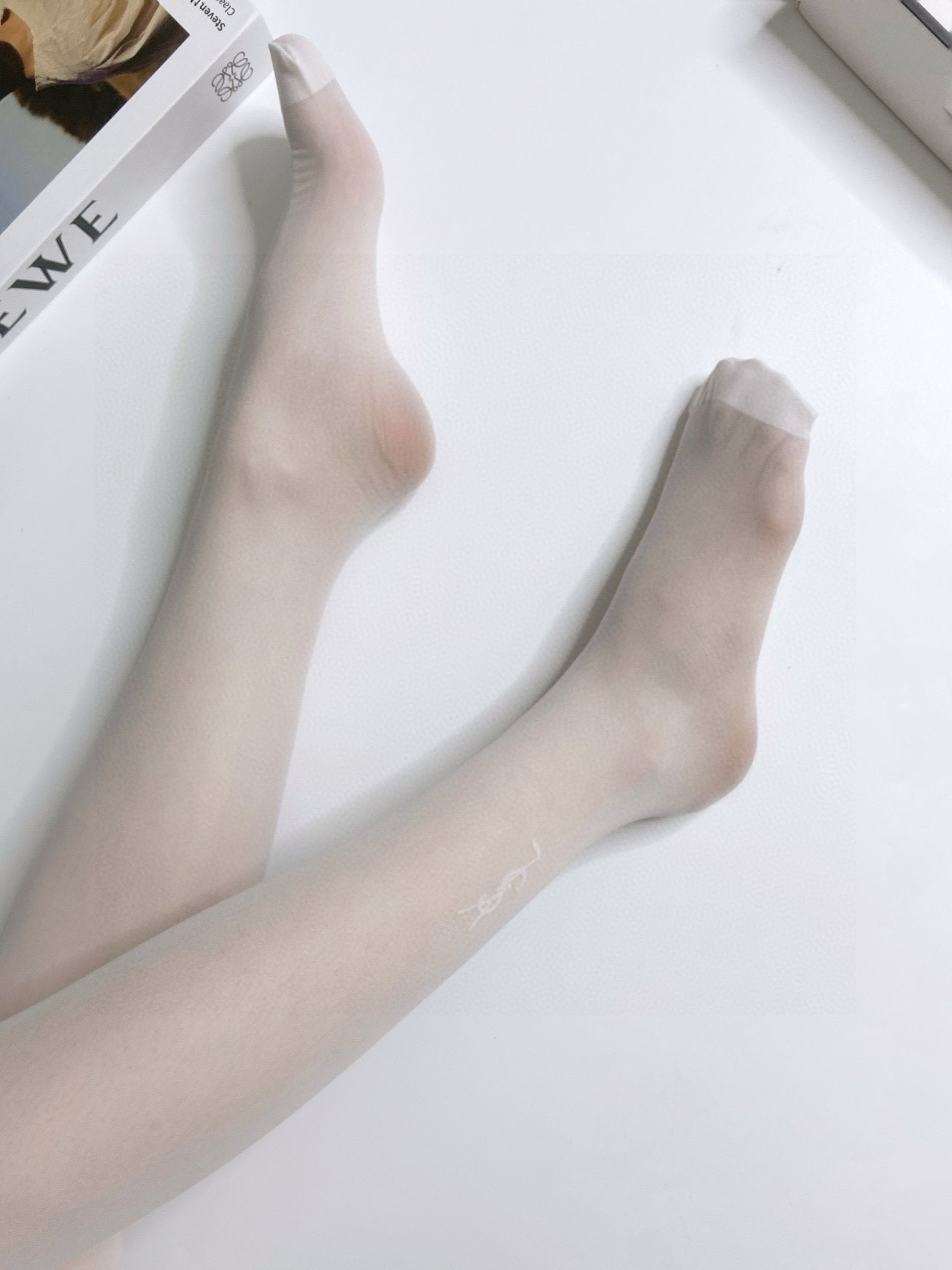 Luxurious Black Silk Stockings by Saint Laurent and Rose’s Superstar Collection: A Winter Must-Have - 图片 6