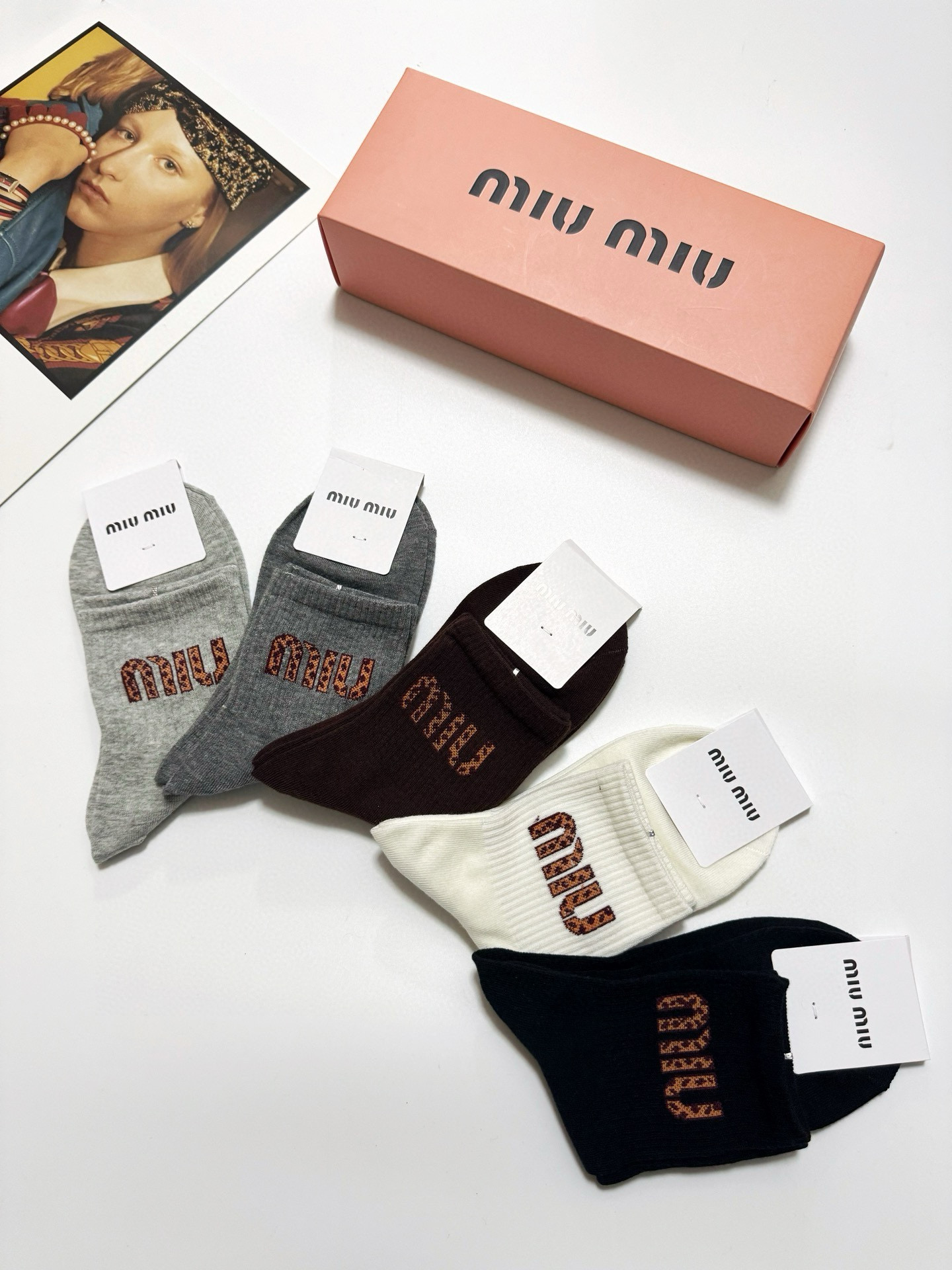  配包装
🌟【一盒5 双】
 🌟缪缪 miumiu 经典字母logo 纯棉中筒袜   ，ins爆款小腿短