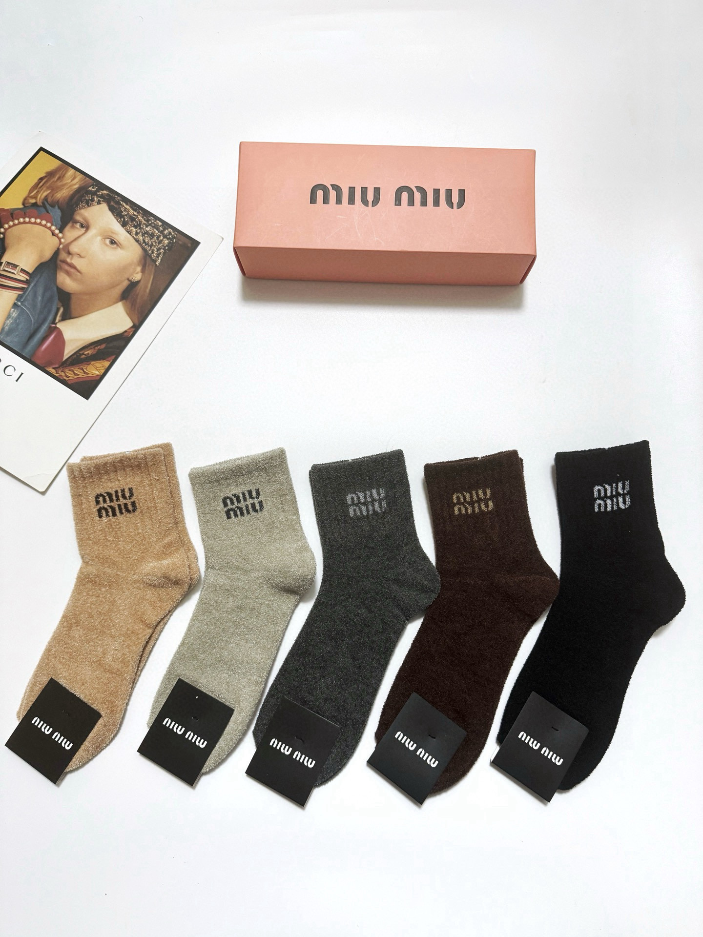 NO:296767,Packaging [one box of 5 pairs] for the same style as men and women. Miumiu classic letters logo coral velvet midi socks!  Super soft and skin-friendly!  Ins hits!  The counter is on sale and you can see the explosion!  Super high quality!  Classic is out of date!  The quality of counter purchasing agents that trendy people must be missing, and it is very easy to wear!  Recommended recommendations~~ Must-in-apple small items!  !  socks, stockings, socks, miumiu, socks19860909配包装【一盒5 双】男女同款 缪缪 miumiu 经典字母 logo珊瑚绒中筒袜 ！超级软糯亲肤！ ins爆款！专柜在售ing 好看到爆炸 ！超高品质！经典不过时！潮人必不能少的专柜代购品质 ,巨好穿！推荐推荐推荐～～必入小单品！！袜子,丝袜,袜子,miumiu,socks,accessory