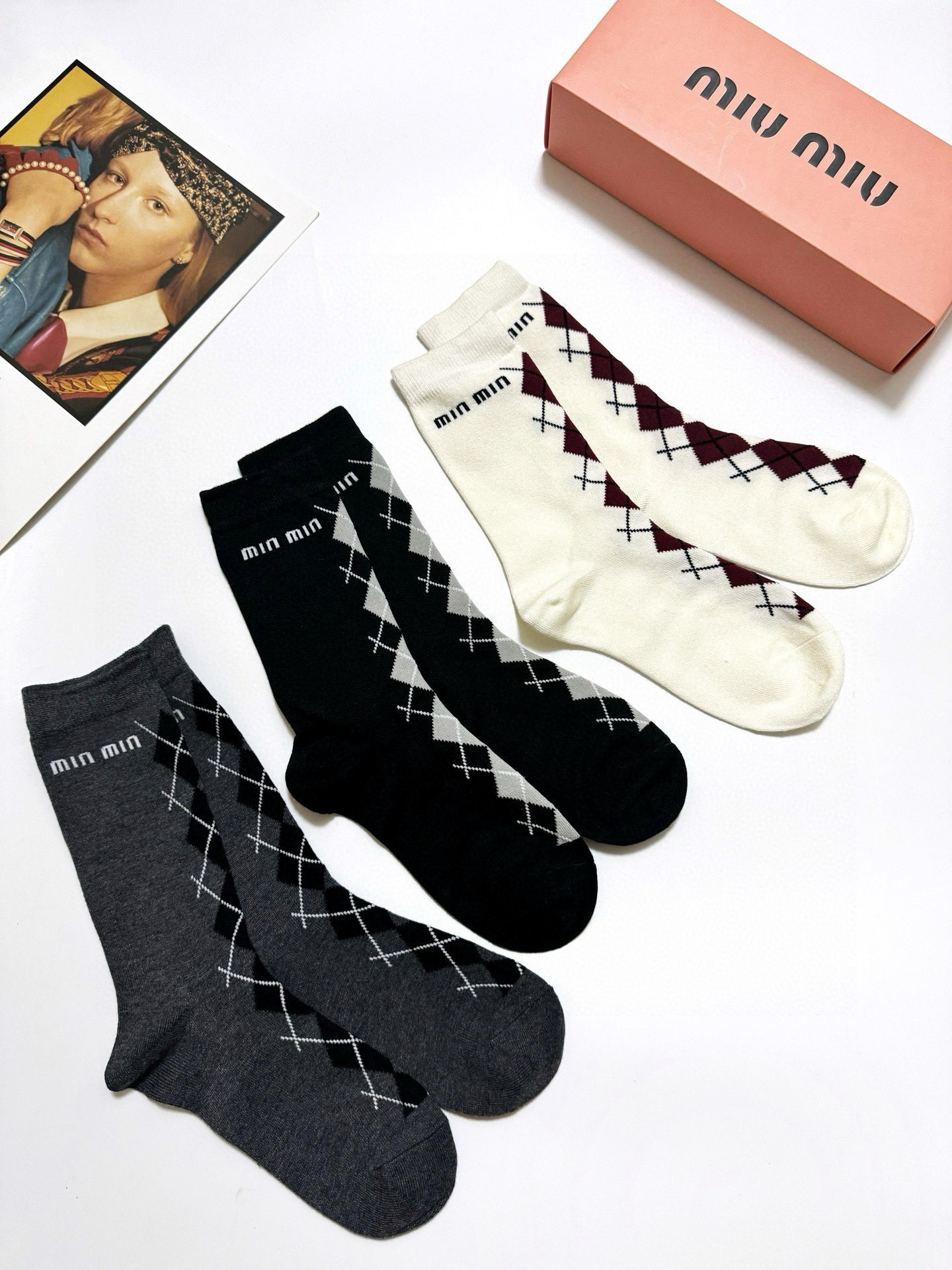NO:296744,Packaging [one box 3 pairs] Miumiu classic letter logo pure cotton socks, ins super popular socks, pure cotton fabric, must-have for trendy people, classic color matching, personalized and fashionable versatile style, you deserve socks, stockings, socks, miumiu, socks19860909配包装【一盒3双】 缪缪 miumiu 经典字母logo 纯棉短袜,ins超火爆短袜,纯棉面料,潮人必备 ,经典配色 个性时尚百搭款,你值得拥有哦袜子,丝袜,袜子,miumiu,socks,accessory