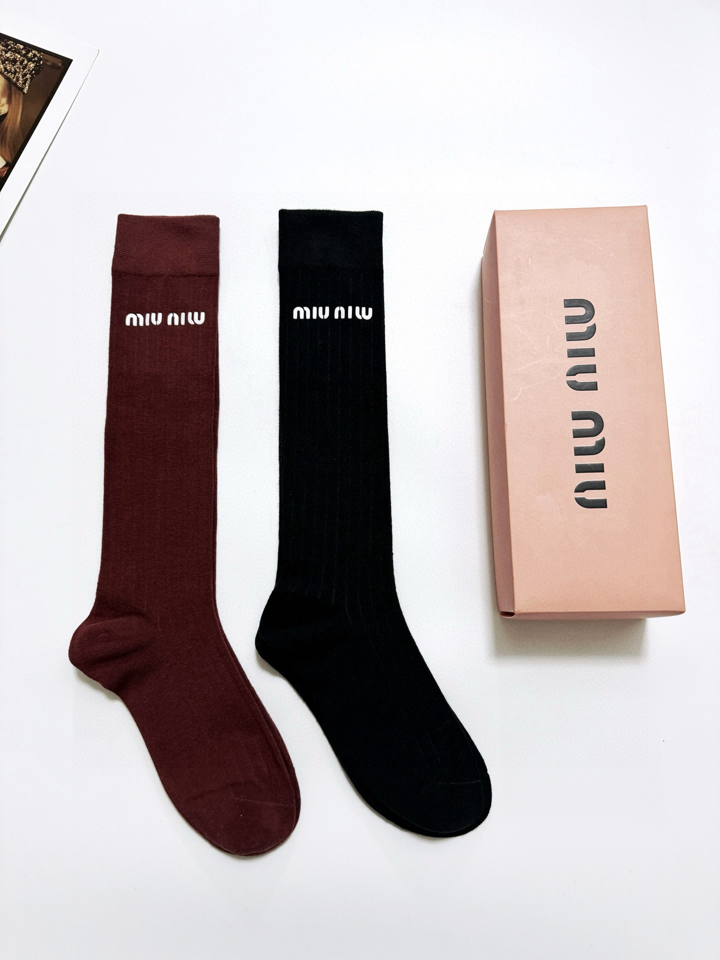 NO:296753,Packaging [one box 2 pairs] Miumiu classic letter logo pure cotton socks, calf pile socks, ins super popular and popular, exquisite fabric, must-have for trendy people, classic color matching, personalized and fashionable versatile style, you deserve socks, stockings, socks, miumiu, socks19860909配包装【一盒2双】 缪缪 miumiu 经典字母logo纯棉袜 小腿堆堆袜,ins超火爆红人同款,精美 面料,潮人必备 ,经典配色 个性时尚百搭款,你值得拥有哦袜子,丝袜,袜子,miumiu,socks,accessory