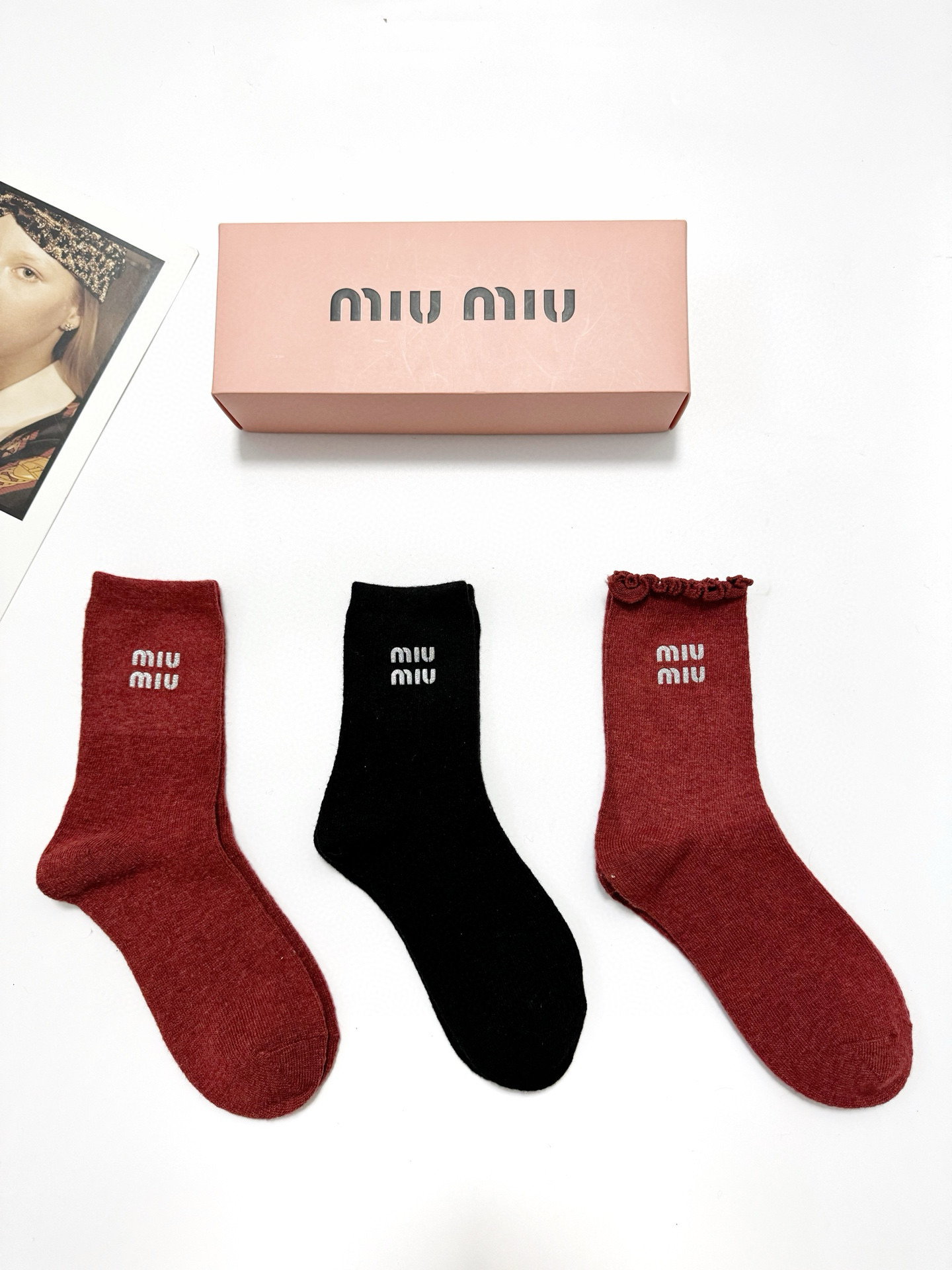 NO:296756,Packaging [one box 3 pairs] Miumiu classic letter logo wool mid-tube stockings!  Super soft and skin-friendly!  Ins hits!  The counter is on sale and you can see the explosion!  Super high quality!  Classic is out of date!  The quality of counter purchasing agents that trendy people must be missing, and it is very easy to wear!  Recommended recommendations~~ Must-in-apple small items!  !  socks, stockings, socks, miumiu, socks19860909配包装【一盒3 双】 缪缪 miumiu 经典字母 logo羊毛 中筒袜 ！超级软糯亲肤！ ins爆款！专柜在售ing 好看到爆炸 ！超高品质！经典不过时！潮人必不能少的专柜代购品质 ,巨好穿！推荐推荐推荐～～必入小单品！！袜子,丝袜,袜子,miumiu,socks,accessory