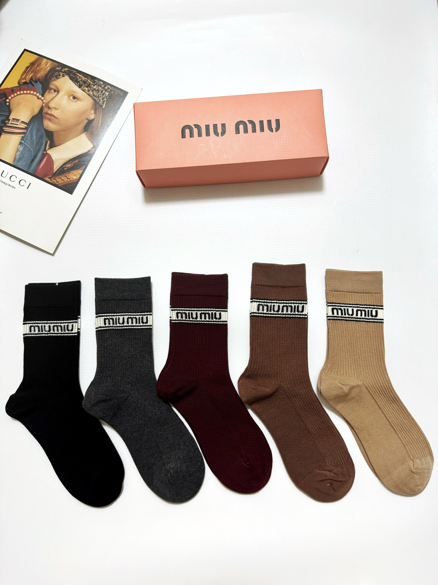NO:296774,Packaging [one box of 5 pairs] Miumiu classic letters logo pure cotton mid-tube stockings!  Super soft and skin-friendly!  Ins hits!  The counter is on sale and you can see the explosion!  Super high quality!  Classic is out of date!  The quality of counter purchasing agents that trendy people must be missing, and it is very easy to wear!  Recommended recommendations~~ Must-in-apple small items!  !  socks, stockings, socks, miumiu, socks19860909配包装【一盒5 双】 缪缪 miumiu 经典字母 logo纯棉 中筒袜 ！超级软糯亲肤！ ins爆款！专柜在售ing 好看到爆炸 ！超高品质！经典不过时！潮人必不能少的专柜代购品质 ,巨好穿！推荐推荐推荐～～必入小单品！！袜子,丝袜,袜子,miumiu,socks,accessory