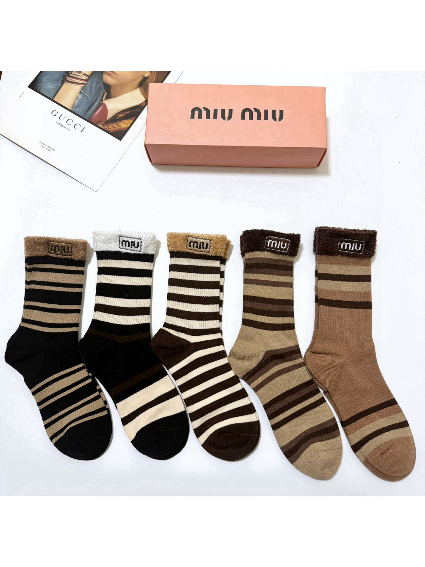 NO:296779,Packaging [one box of 5 pairs] Miumiu classic embroidery letter logo pure cotton mid-tube socks striped pile socks, heavy industry embroidery craftsmanship, ins super popular style, the same style as the Maillard color scheme this year!  Matched with exquisite fabrics, warm and fashionable. A must-have for trendy people, personalized and fashionable styles, you deserve socks, stockings, socks, miumiu, socks19860909配包装【一盒5 双】 缪缪 miumiu 经典刺绣 字母logo 纯棉中筒袜 条纹 堆堆袜 ,重工刺绣 工艺,ins超火爆红人同款,今年爆火美拉德配色！搭配精美面料,保暖又时尚 潮人必备 ,个性时尚百搭款,你值得拥有哦袜子,丝袜,袜子,miumiu,socks,accessory