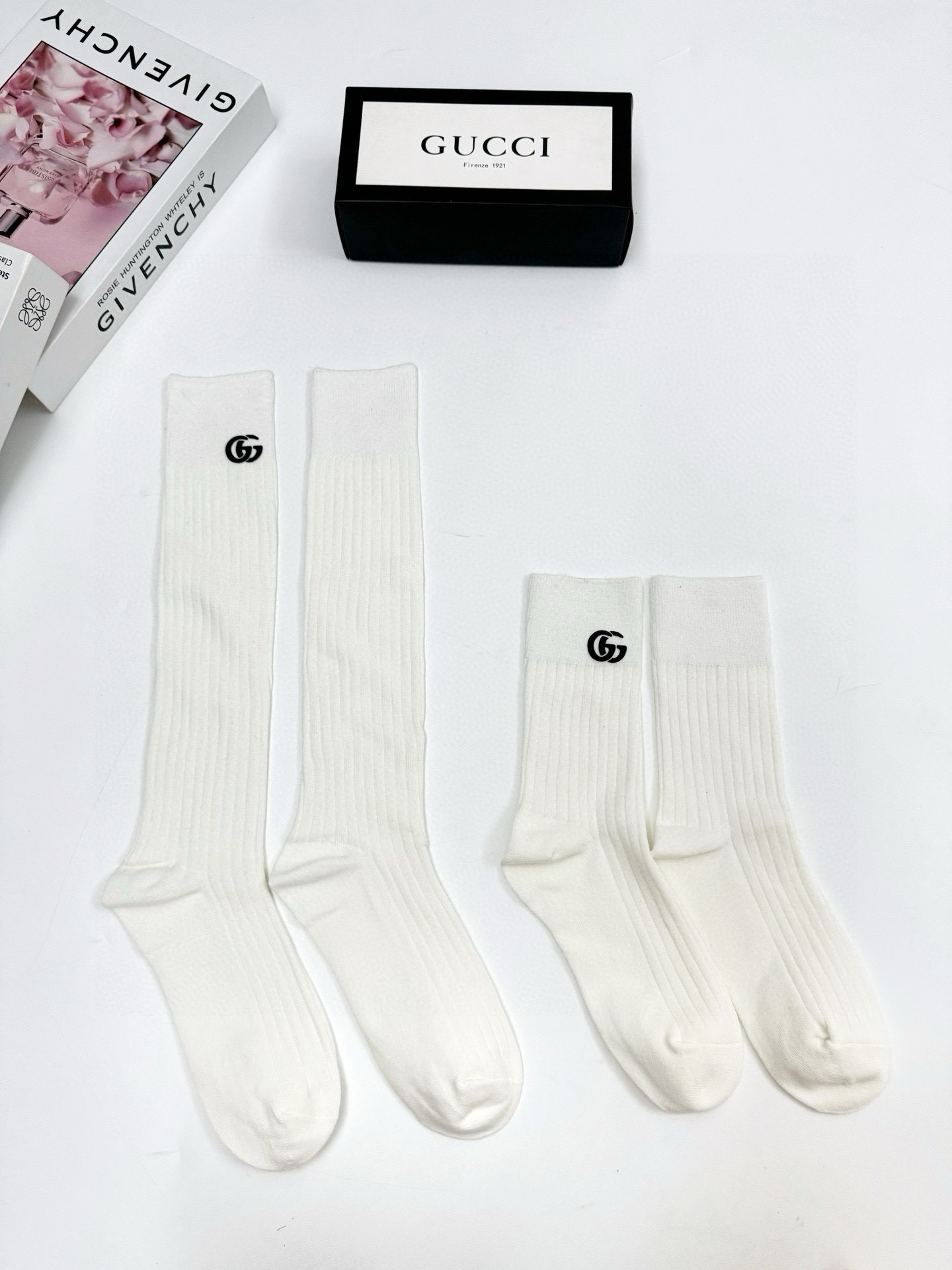 NO:296418,Packaging [one box 2 pairs] Gucci classic letter logo pure cotton mid-tube socks calf socks ins popular style!  The counter is on sale and you can see the explosion!  Super high quality!  Classic is out of date!  The quality of counter purchasing agents that trendy people must be missing, and it is very easy to wear!  Recommended recommendations~~ Must-in-apple small items!  !  socks, stockings, socks, gucci, socks19860909配包装【一盒2 双】 Gucci 古琦 经典字母logo 纯棉中筒袜 小腿袜 ins爆款！专柜在售ing 好看到爆炸 ！超高品质！经典不过时！潮人必不能少的专柜代购品质 ,巨好穿！推荐推荐推荐～～必入小单品！！袜子丝袜,袜子,gucci,socks,accessory