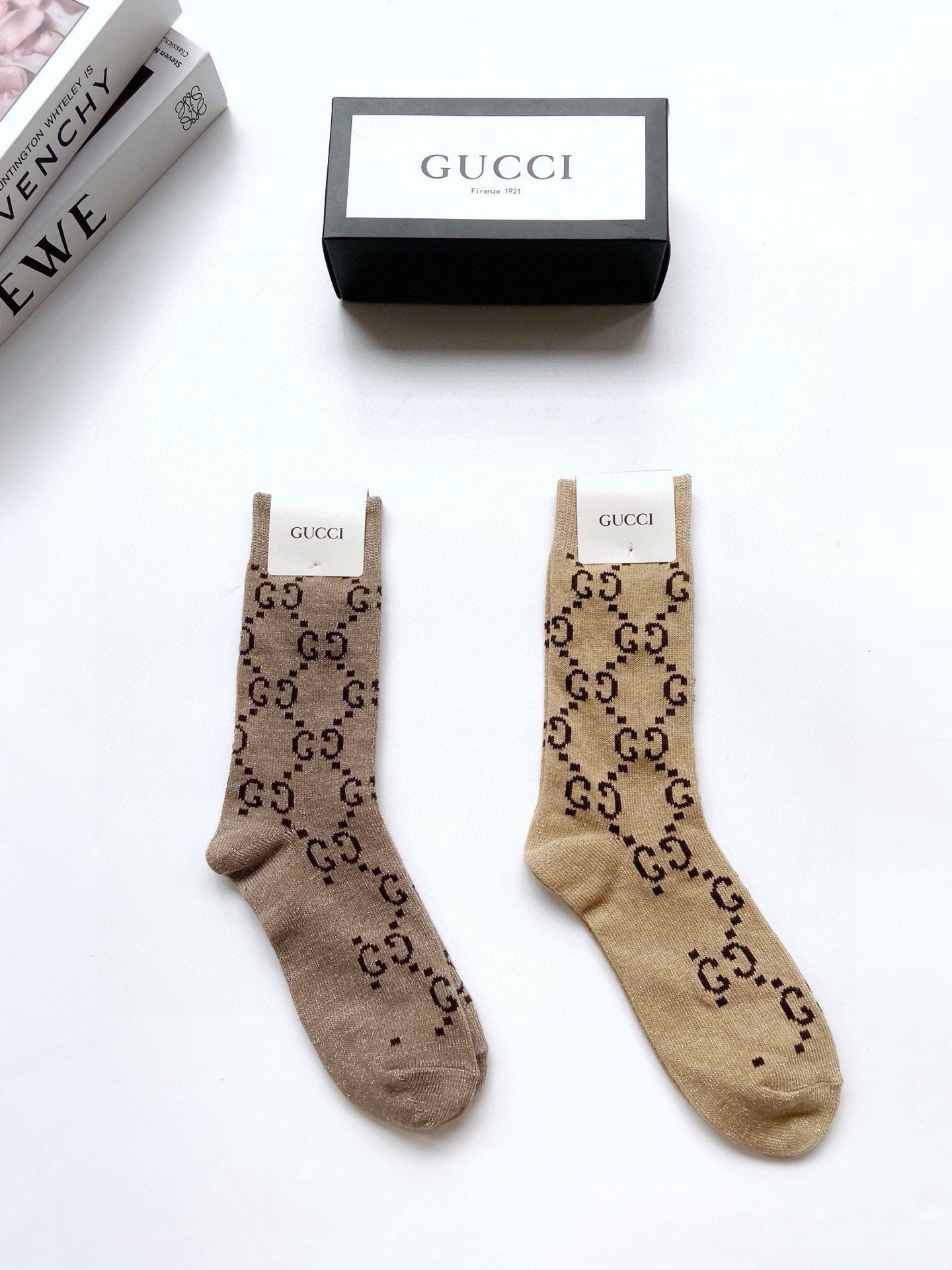 NO:296422,Packaging [one box 2 pairs] Gucci Gucci Hot gold and silver wire mid-tube socks Double needles Blended gold and silver wire material, super perfect combination, classic style, simultaneous sale of counters, must-have for trendy people, versatile colors Socks, stockings, gucci, socks19860909配包装【一盒2双】 Gucci 古奇 爆款金银丝中筒袜 双针 混纺金银丝材质,超完美结合,款式经典,专柜同步发售,潮人必备,颜色百搭 袜子丝袜,袜子,gucci,socks,accessory