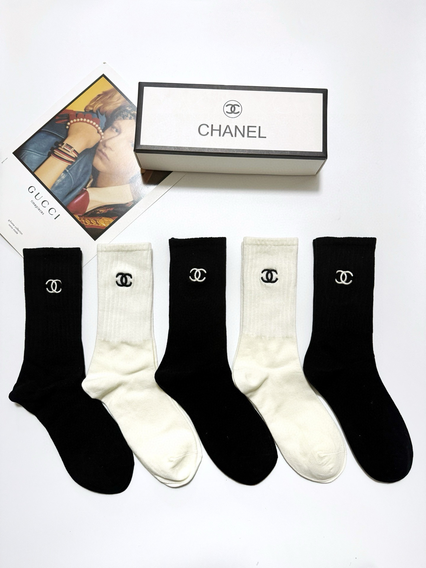NO:296429,Packaging [one box of 5 pairs] Chanel Classic letter embroidery logo pure cotton mid-tube socks, calf socks ins popular style!  The counter is on sale and you can see the explosion!  Super high quality!  Classic is out of date!  The quality of counter purchasing agents that trendy people must be missing, and it is very easy to wear!  Recommended recommendations~~ Must-in-apple small items!  !  socks, stockings, chanel, chanel, socks19860909配包装【一盒5 双】 Chanel 香奈儿 经典字母刺绣 logo纯棉中筒袜 小腿袜 ins爆款！专柜在售ing 好看到爆炸 ！超高品质！经典不过时！潮人必不能少的专柜代购品质 ,巨好穿！推荐推荐推荐～～必入小单品！！袜子丝袜,袜子,chanel,chanel,socks,accessory