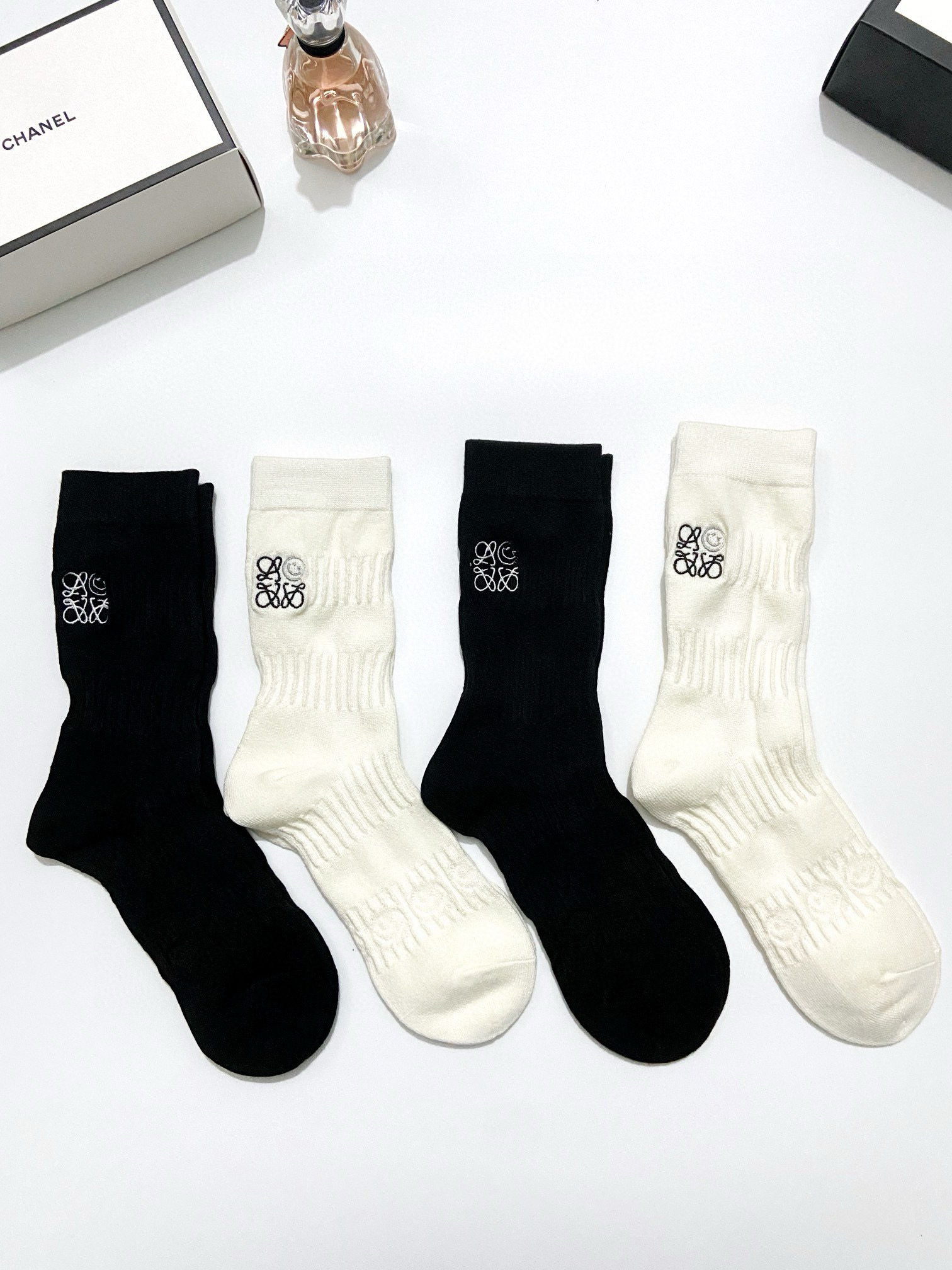 NO:296440,Packaging [one box of 4 pairs] Loewe Classic letters logo cashmere mid-tube stockings!  Super soft and skin-friendly!  Ins hits!  The counter is on sale and you can see the explosion!  Super high quality!  Classic is out of date!  The quality of counter purchasing agents that trendy people must be missing, and it is very easy to wear!  Recommended recommendations~~ Must-in-apple small items!  !  socks, stockings, socks, loewe, loewe, socks19860909配包装【一盒4双】 Loewe 罗意威 经典字母 logo羊绒 中筒袜 ！超级软糯亲肤！ ins爆款！专柜在售ing 好看到爆炸 ！超高品质！经典不过时！潮人必不能少的专柜代购品质 ,巨好穿！推荐推荐推荐～～必入小单品！！袜子丝袜,袜子,loewe,loewe,socks,accessory