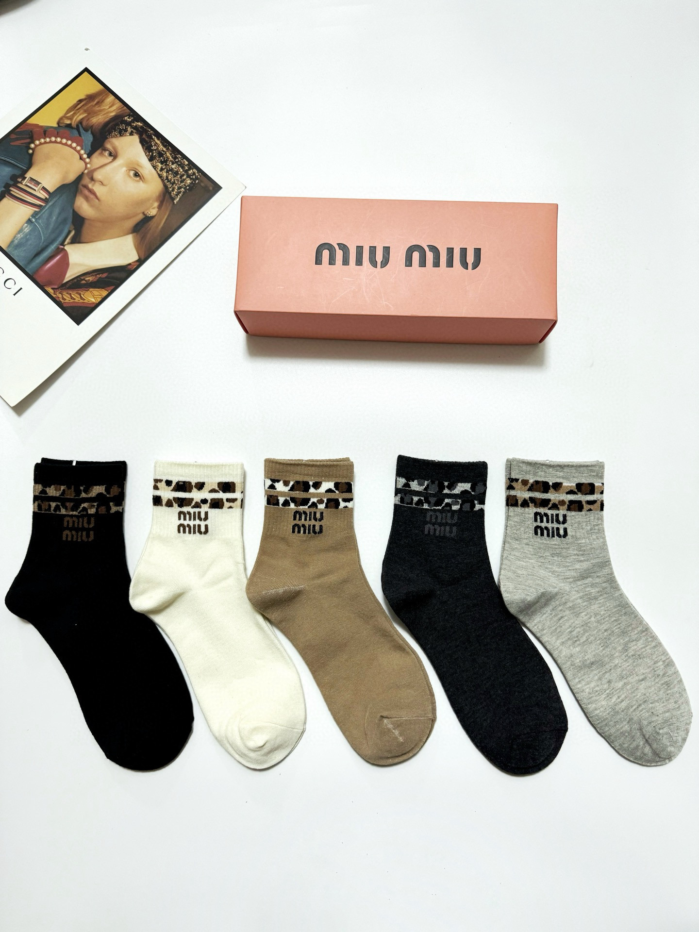 NO:296445,Packaging [one box 5 pairs] Miumiu classic letter logo pure cotton calf socks, ins super popular socks, pure cotton fabric, must-have for trendy people, classic color matching, personalized and fashionable versatile style, you deserve socks, stockings, miumiu, socks19860909配包装【一盒5 双】 缪缪 miumiu经典字母logo 纯棉小腿袜,ins超火爆短袜,纯棉面料,潮人必备 ,经典配色 个性时尚百搭款,你值得拥有哦袜子丝袜,袜子,miumiu,socks,accessory