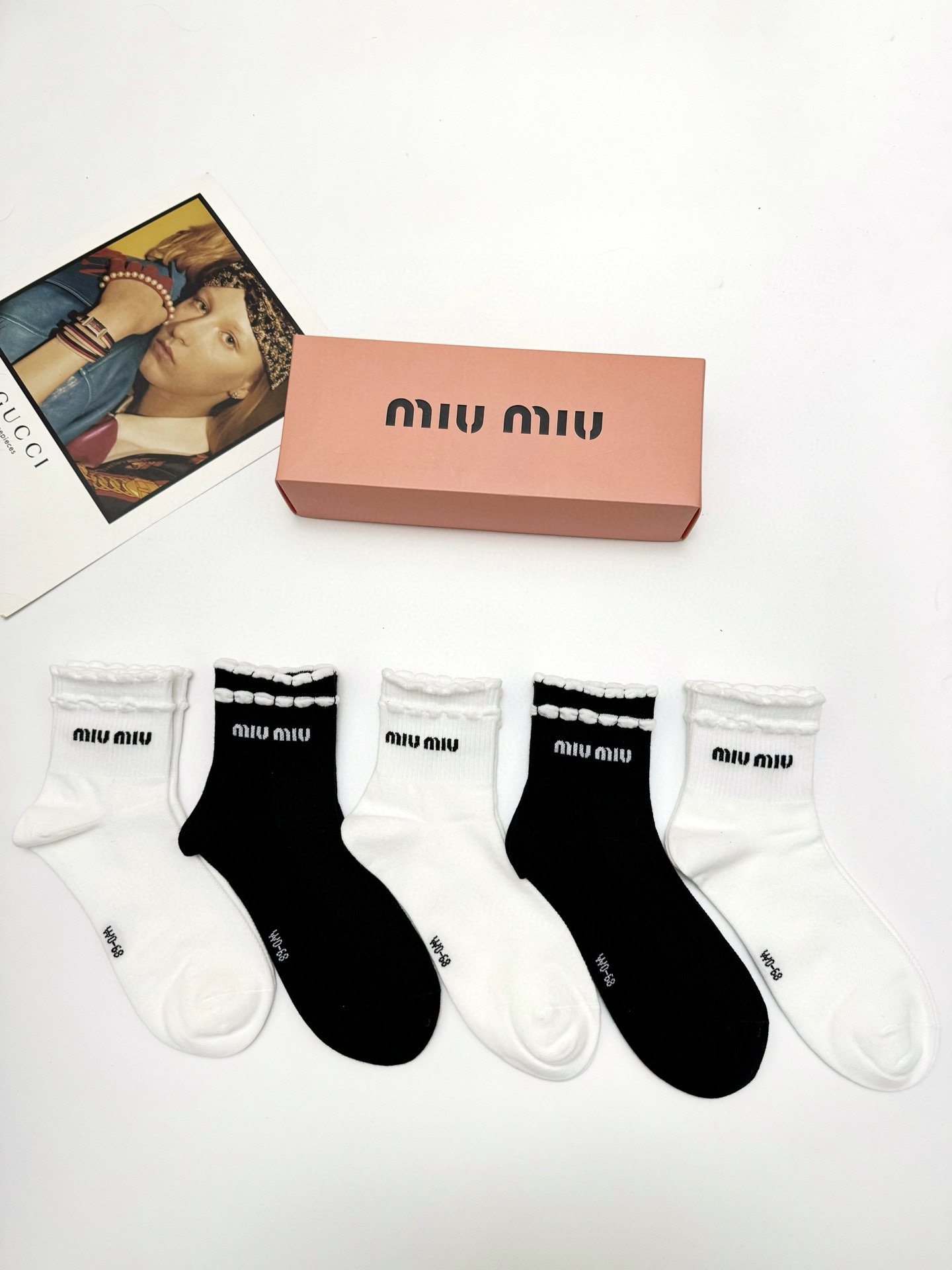 NO:296435,Packaging [one box 5 pairs] Miumiu classic letter logo pure cotton calf socks, ins super popular socks, pure cotton fabric, must-have for trendy people, classic color matching, personalized and fashionable versatile style, you deserve socks, stockings, miumiu, socks19860909配包装【一盒5 双】 缪缪 miumiu经典字母logo 纯棉小腿袜,ins超火爆短袜,纯棉面料,潮人必备 ,经典配色 个性时尚百搭款,你值得拥有哦袜子丝袜,袜子,miumiu,socks,accessory