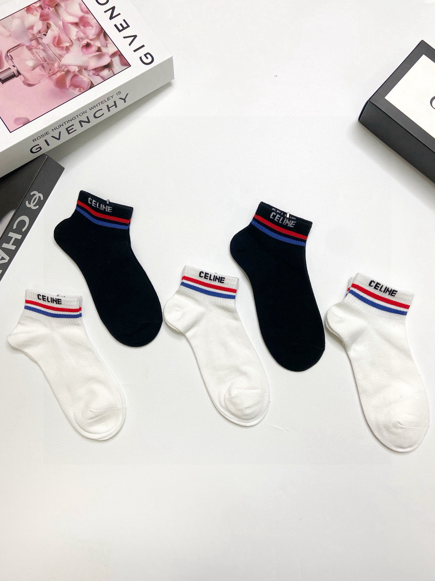 NO:296857,With packaging [one box of 5 pairs] Celine Classic letter logo socks ins popular!  The counter is on sale and you can see the explosion!  Super high quality!  Classic is out of date!  The quality of counter purchasing agents that trendy people must be missing, and it is very easy to wear!  Recommended recommendations~~ Must-in-apple small items!  !  socks, stockings, socks, celine, socks19860909配包装【一盒5 双】 瑟琳 Celine 经典字母logo 短袜 ins爆款！专柜在售ing 好看到爆炸 ！超高品质！经典不过时！潮人必不能少的专柜代购品质 ,巨好穿！推荐推荐推荐～～必入小单品！！袜子,丝袜,袜子,celine,socks,accessory