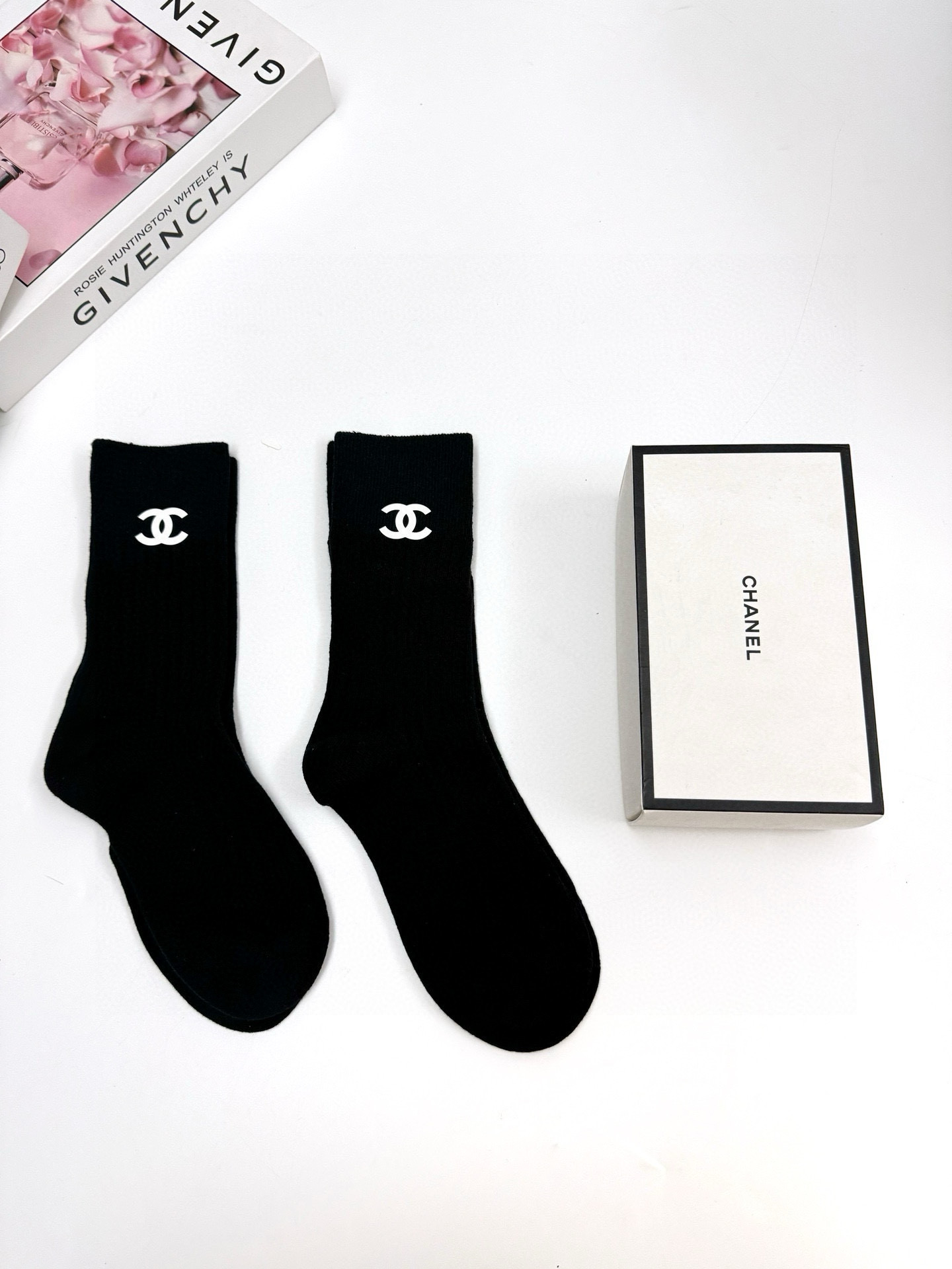 NO:296867,Packaging [one box 2 pairs] Chanel Classic letter logo pure cotton mid-tube socks ins are super popular and popular, exquisite fabric, must-have for trendy people, classic color matching, personalized and fashionable versatile style, you deserve socks, stockings, socks, chanel, chanel, socks19860909配包装【一盒2双】 Chanel 香奈儿 经典字母logo纯棉 中筒袜 ins超火爆红人同款,精美 面料,潮人必备 ,经典配色 个性时尚百搭款,你值得拥有哦袜子,丝袜,袜子,chanel,chanel,socks,accessory