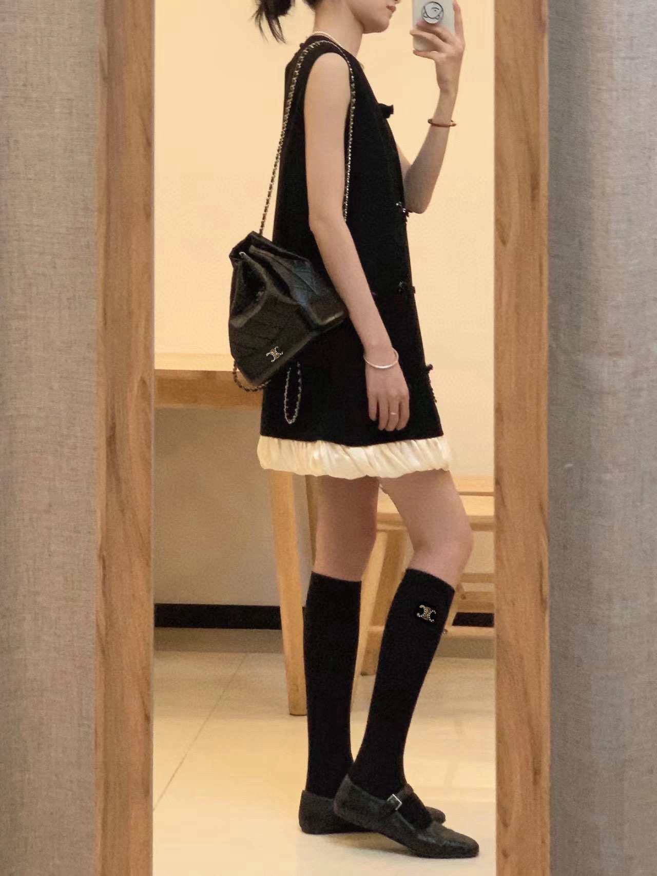 NO:296872,Packaging [One box, one pair] Celine Celine Popular classic letters Stockings Care socks double-needle knitted material, matched with Arc de Triomphe hardware Super perfect combination, classic style, and simultaneously released on counter, Ins popular small items, must-have for trendy people, versatile colors Socks, stockings, socks, celine, celine, socks19860909配包装【一盒一双】 Celine 赛琳 爆款经典字母 长筒袜 小腿袜双针针织材质,搭配凯旋门五金 超完美结合,款式经典,专柜同步发售,ins爆火小单品,潮人必备,颜色百搭 袜子,丝袜,袜子,celine,celine,socks,accessory